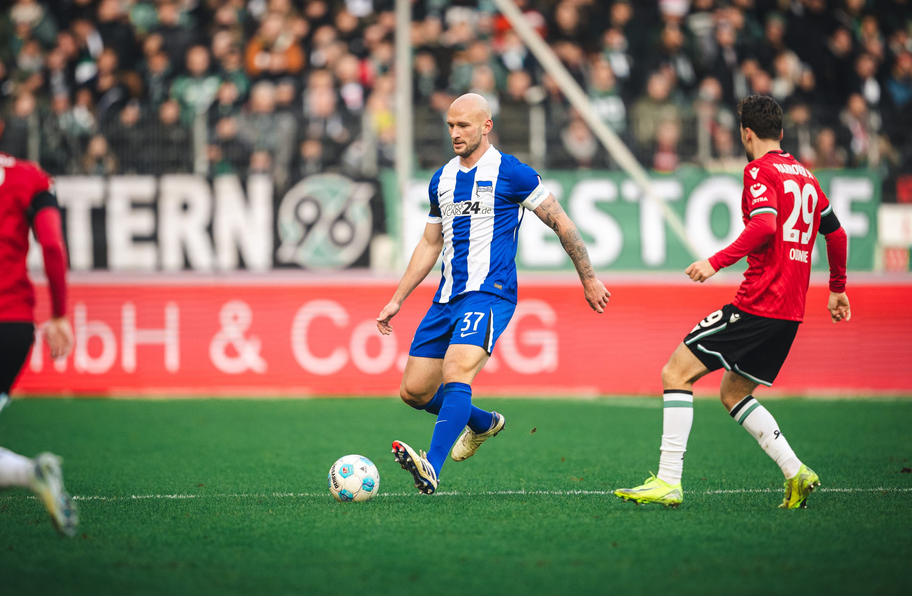 Toni Leistner spielt den Ball.