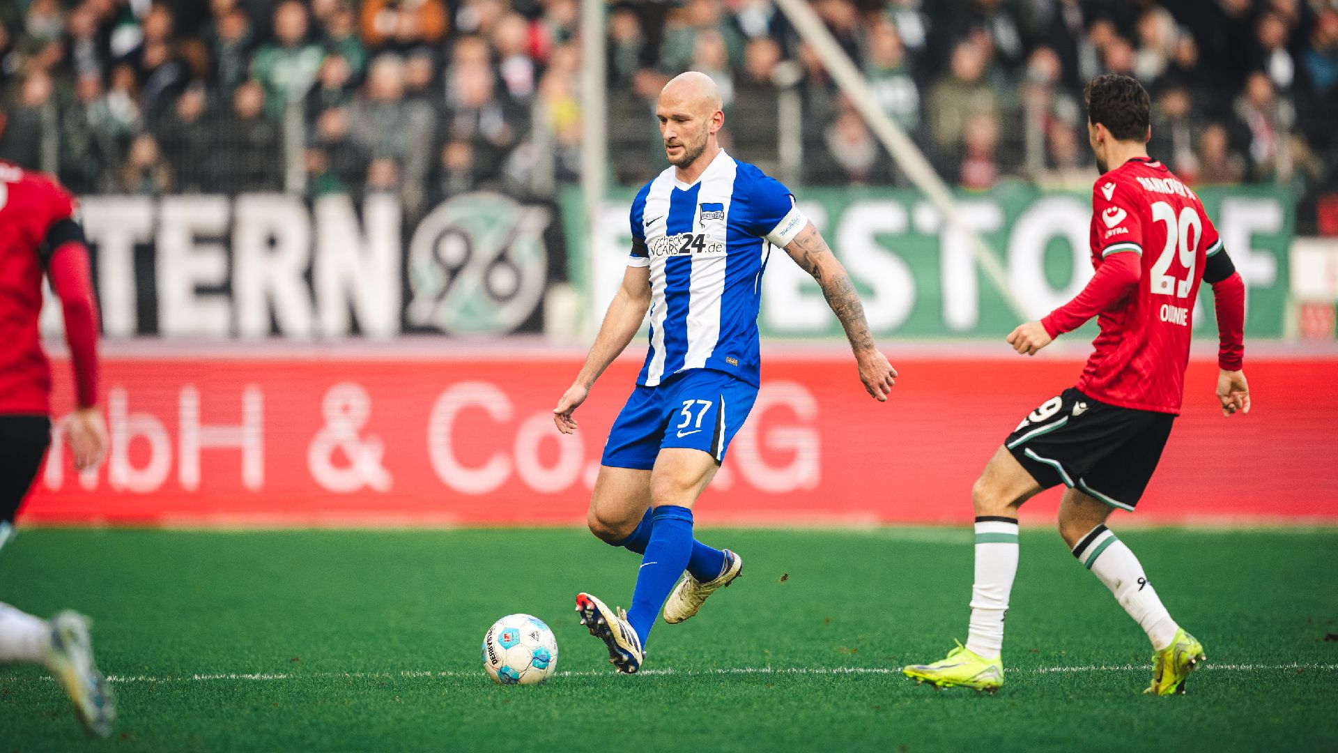 Toni Leistner spielt den Ball.