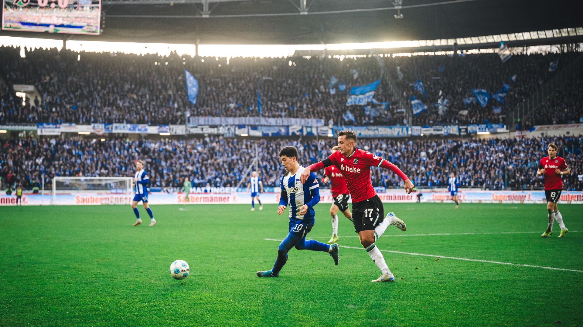 Ibrahim Maza spielt den Ball.