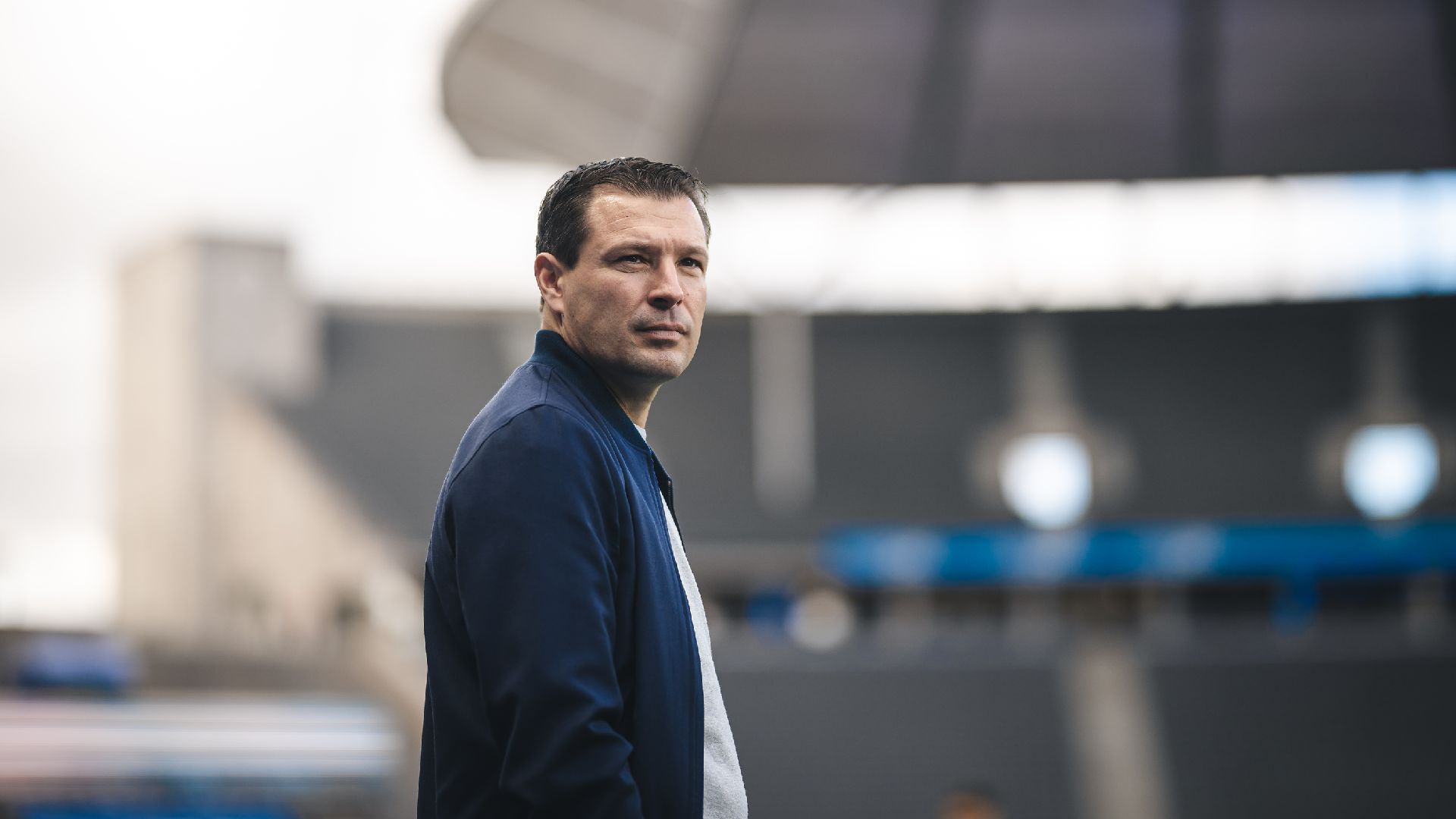 Benjamin Weber blickt ins Olympiastadion.
