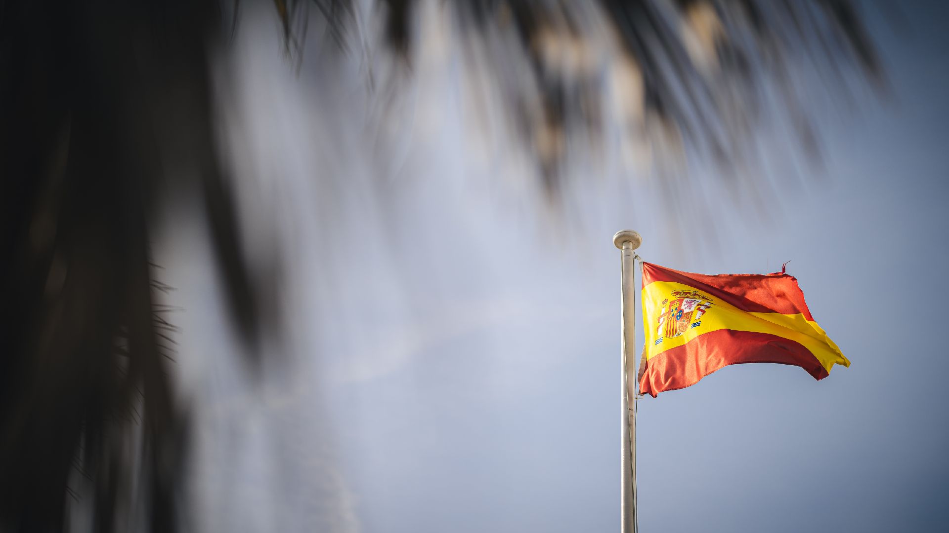 Die spanische Flagge weht vor dem Teamhotel.