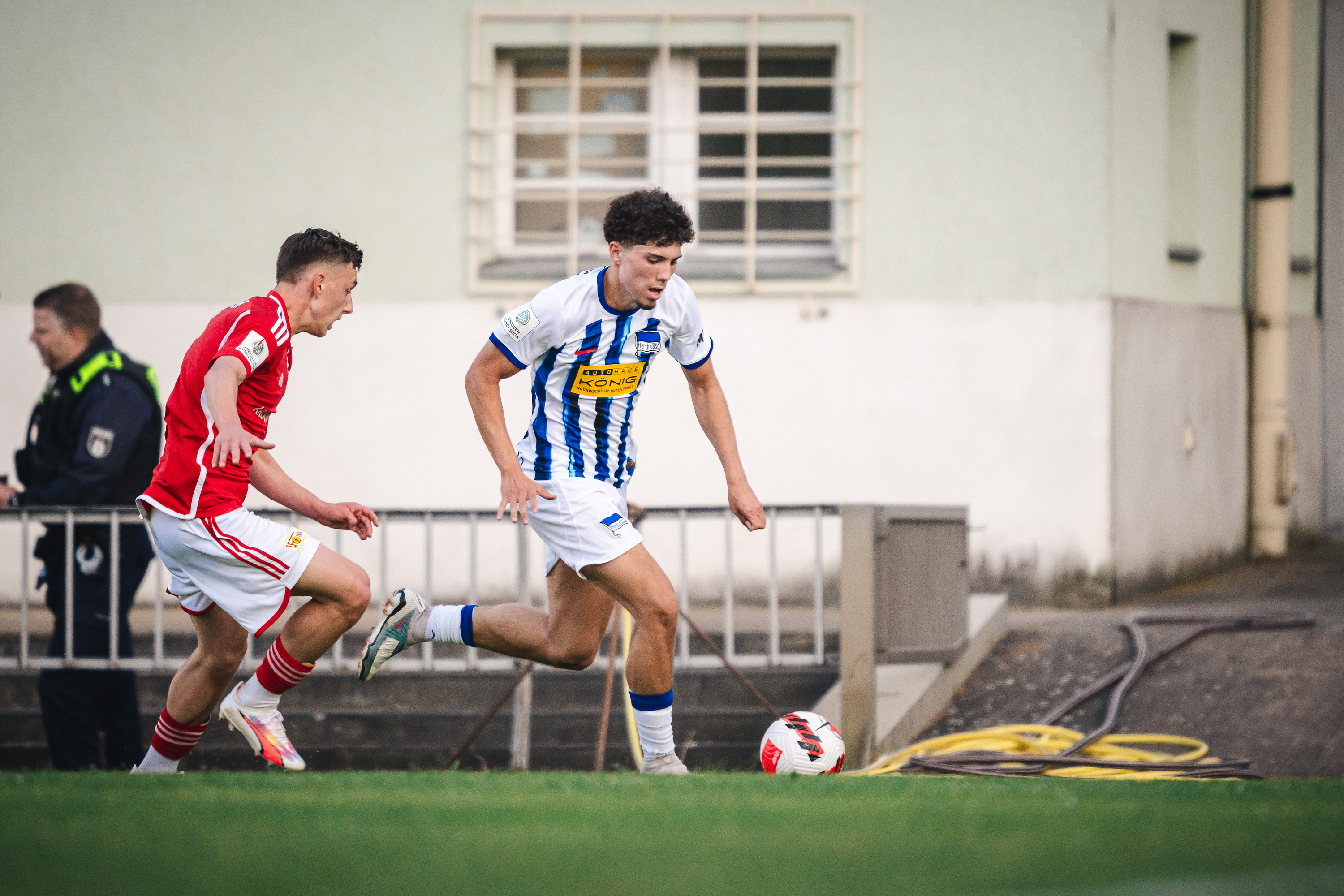 Selim Telib setzt gegen einen Unioner zum Dribbling an.