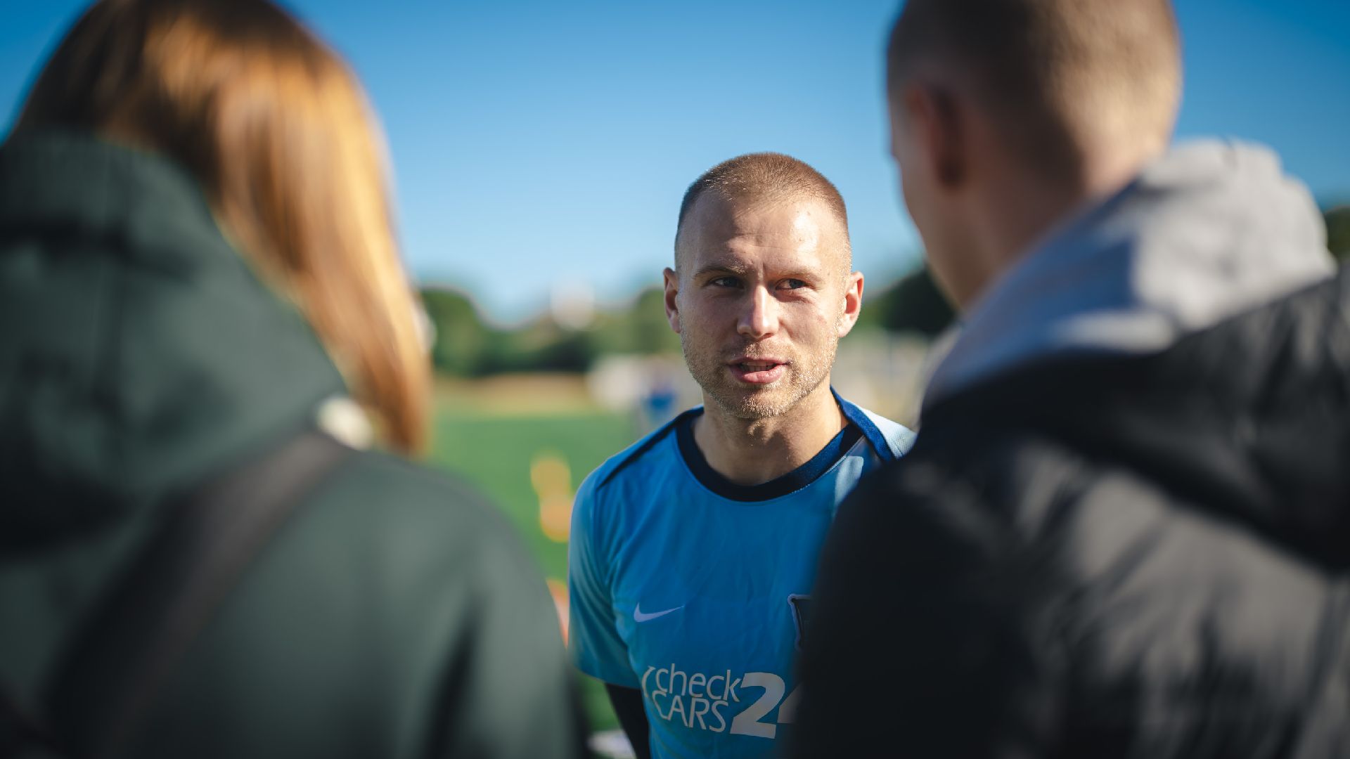 Jón Dagur Thorsteinsson in einer Medienrunde im Trainingslager in Spanien.