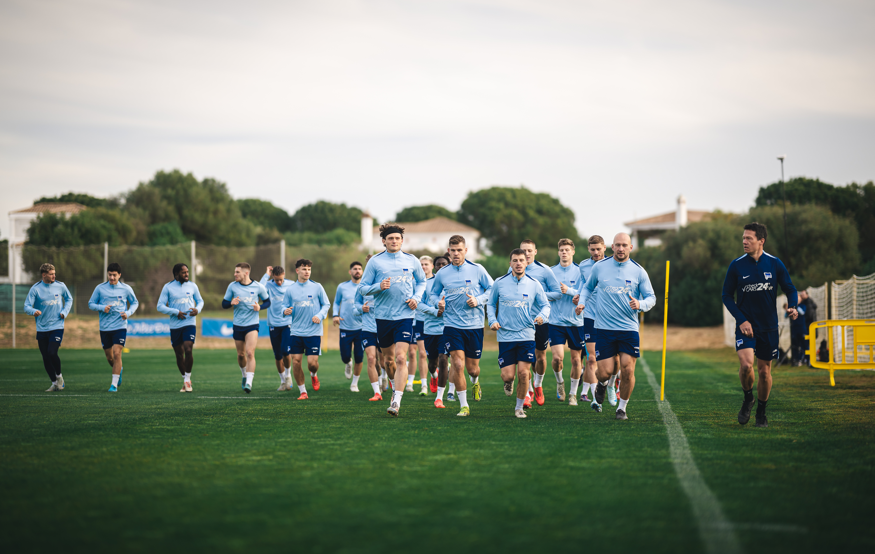 Unsere Mannschaft läuft um den Trainingsplatz.