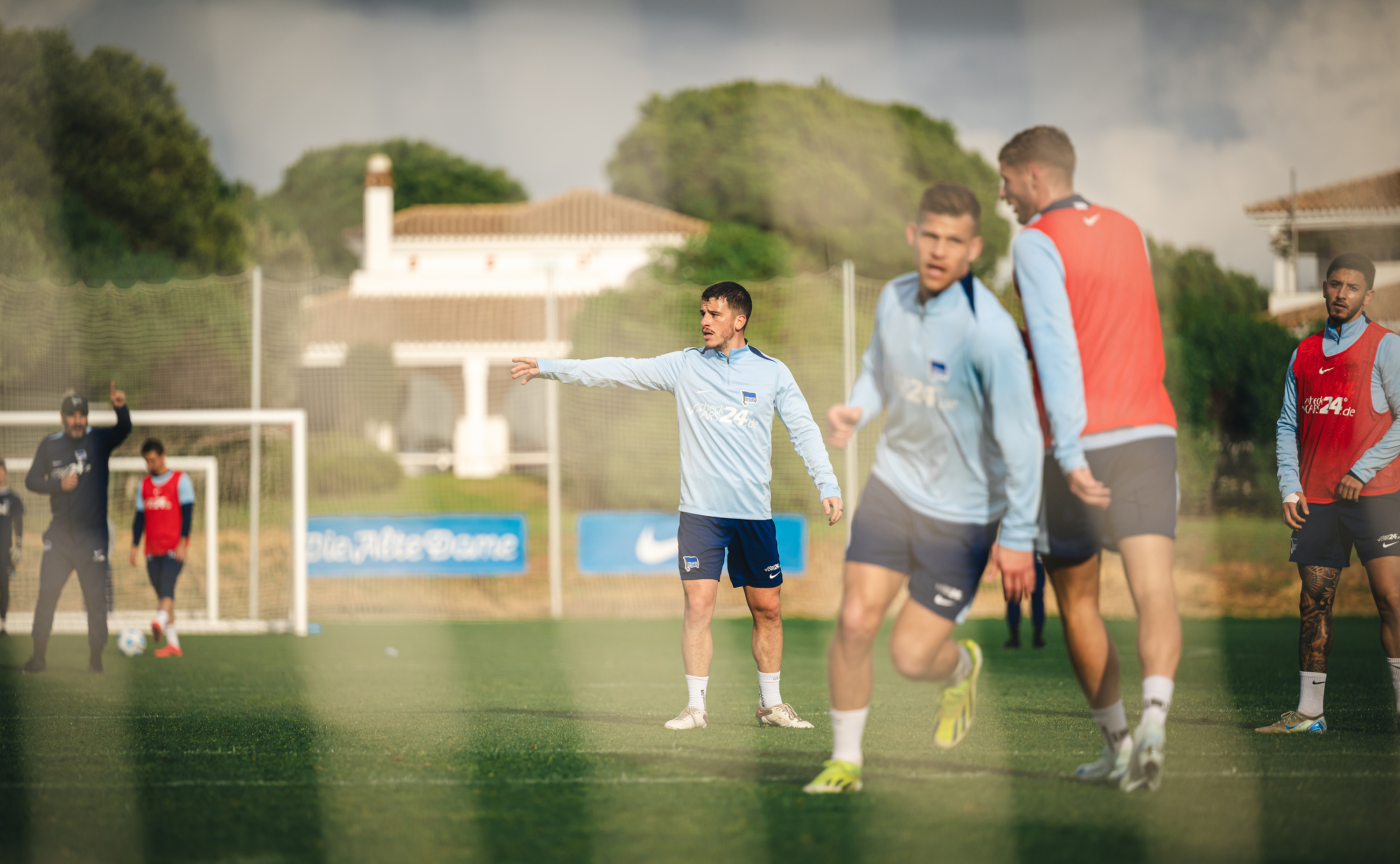 Diego Demme zeigt etwas auf dem Trainingsplatz an.