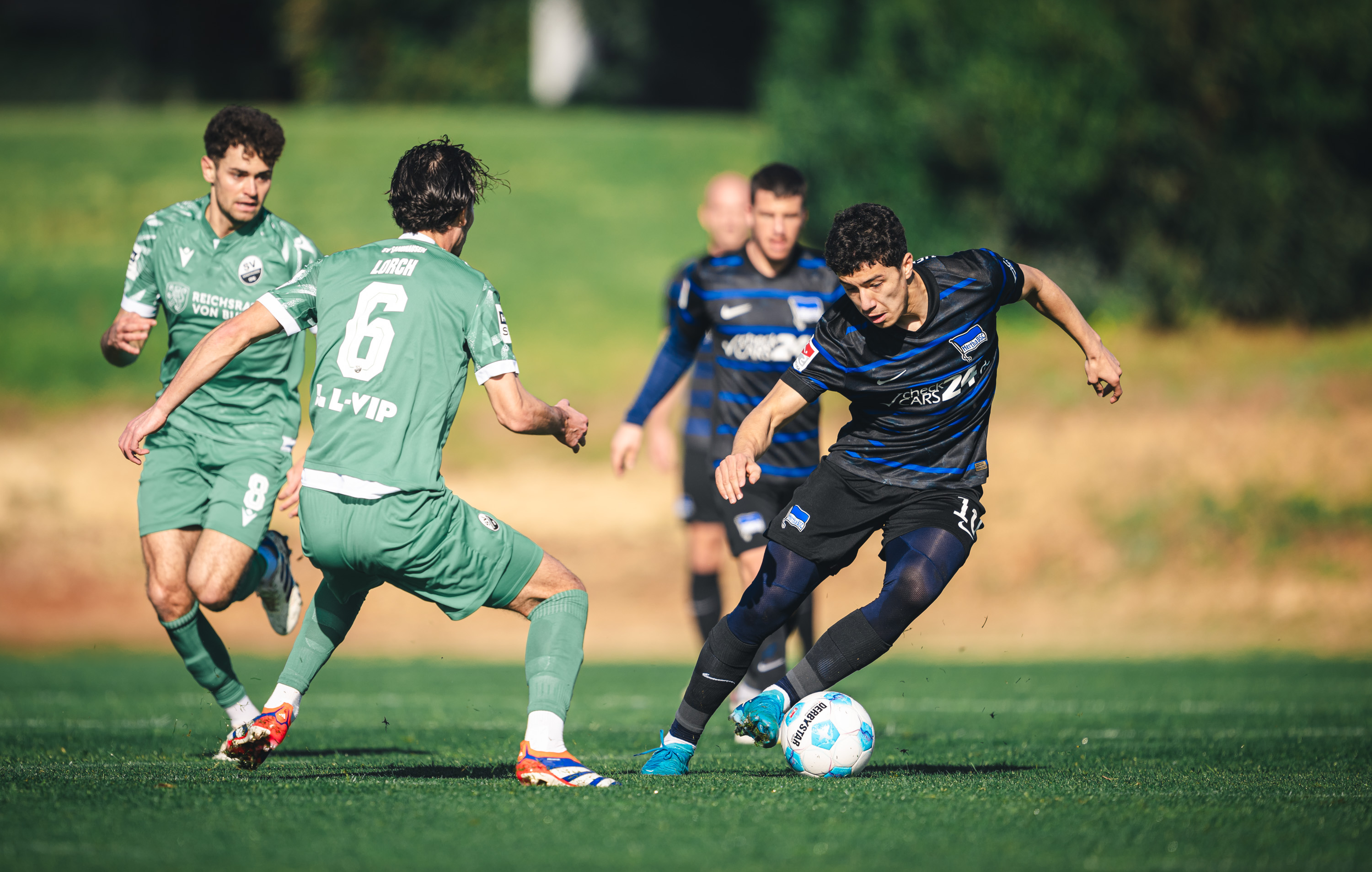 Ibrahim Maza dribbelt im Test gegen Sandhausen.