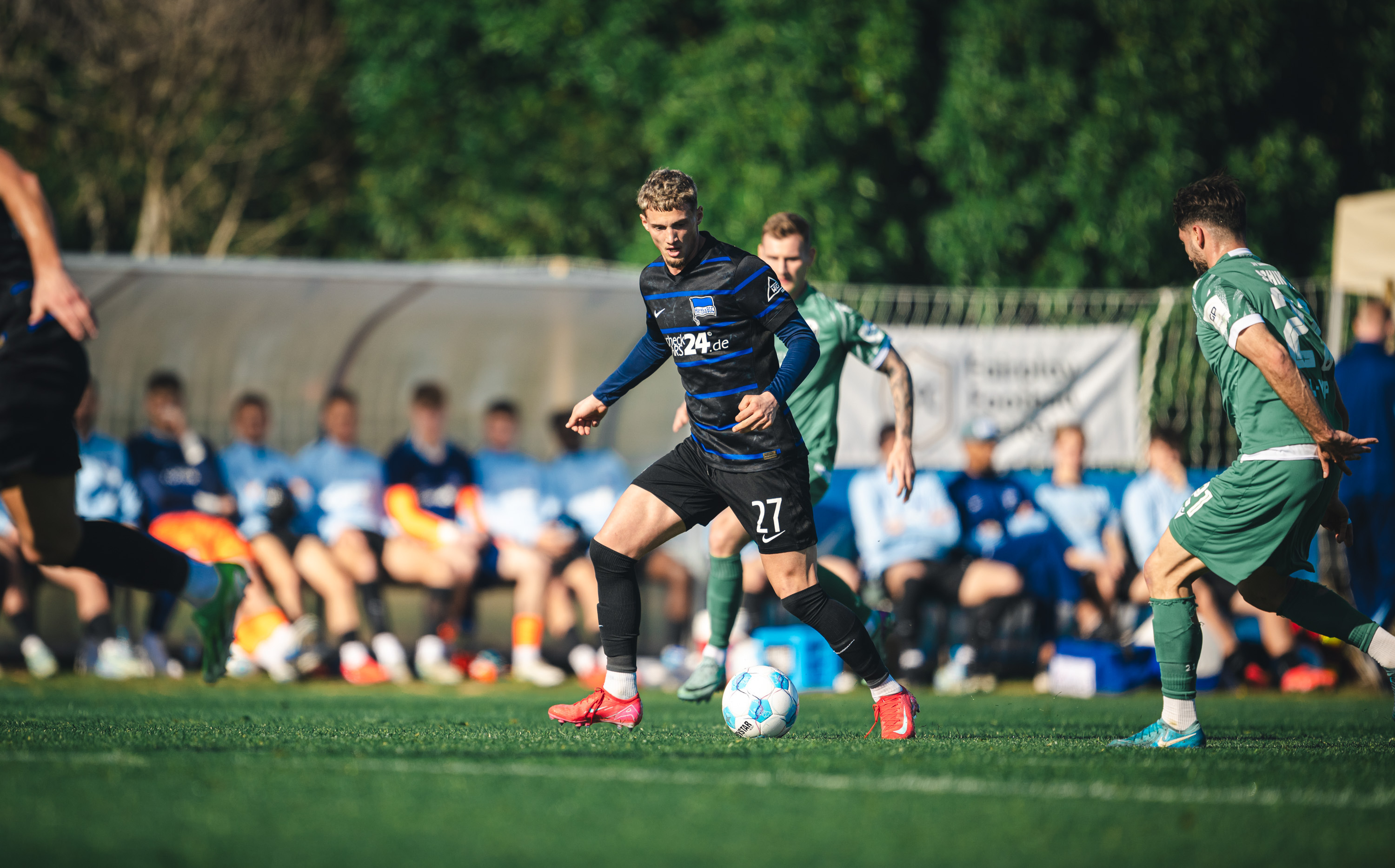 Michaël Cuisance spielt den Ball im Testspiel.