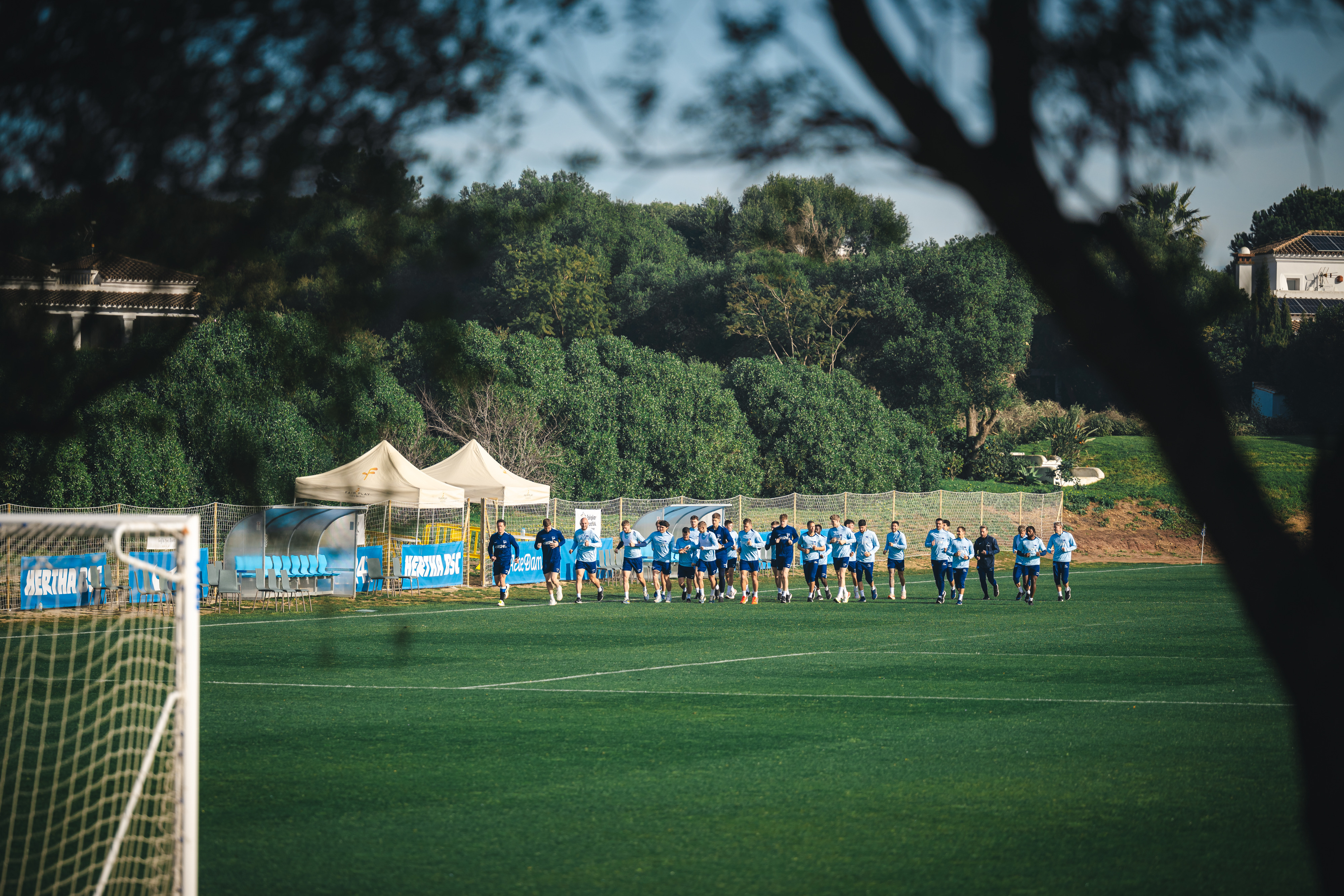 Unsere Herthaner laufen um den Trainingsplatz.