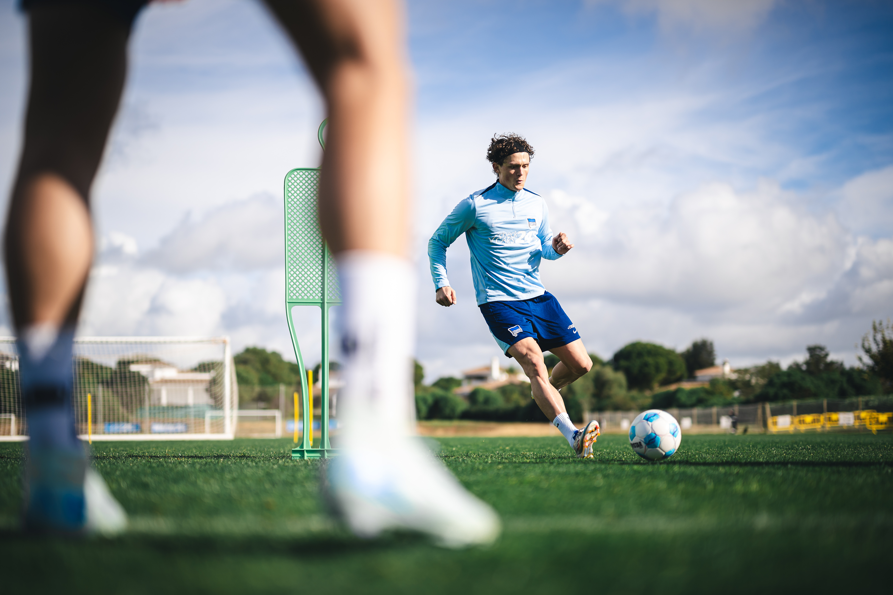 Fabian Reese spielt einen Pass auf dem Trainingsplatz.