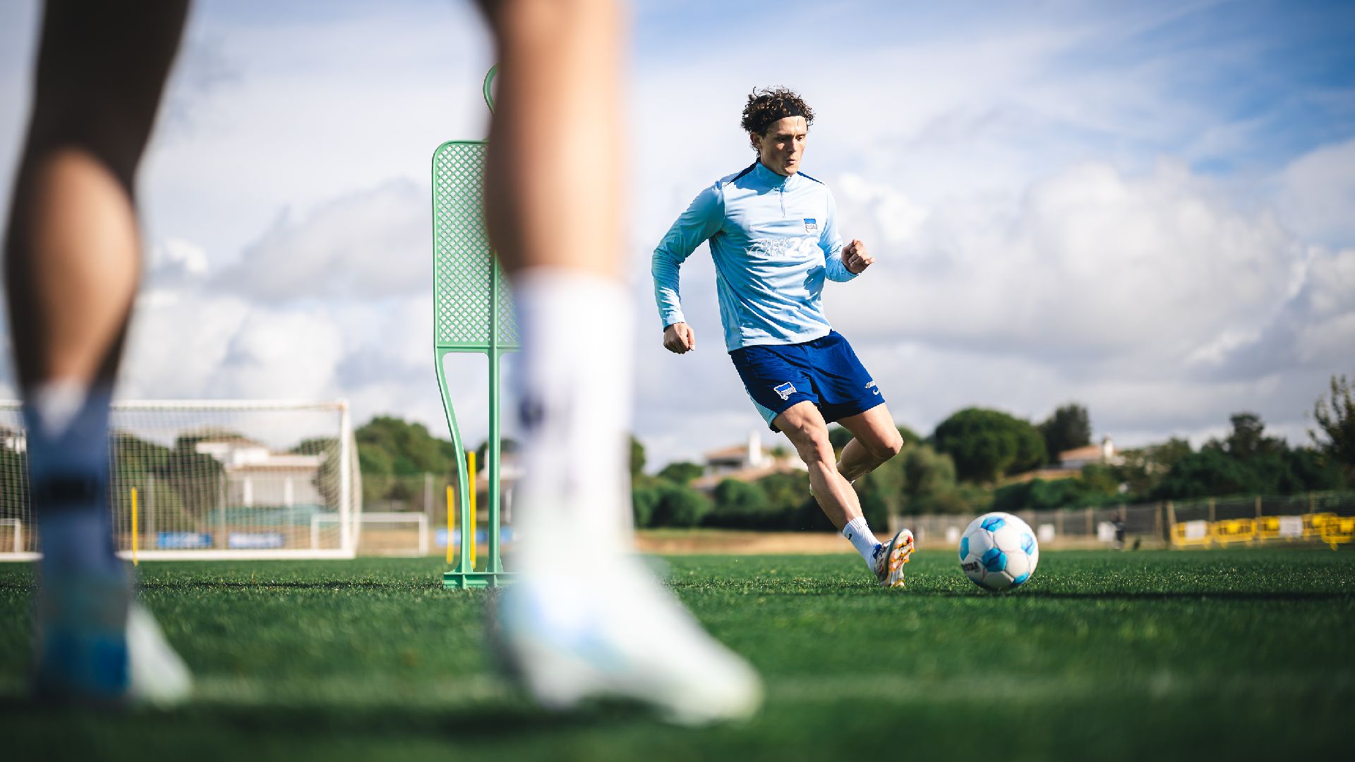Fabian Reese spielt einen Pass auf dem Trainingsplatz.