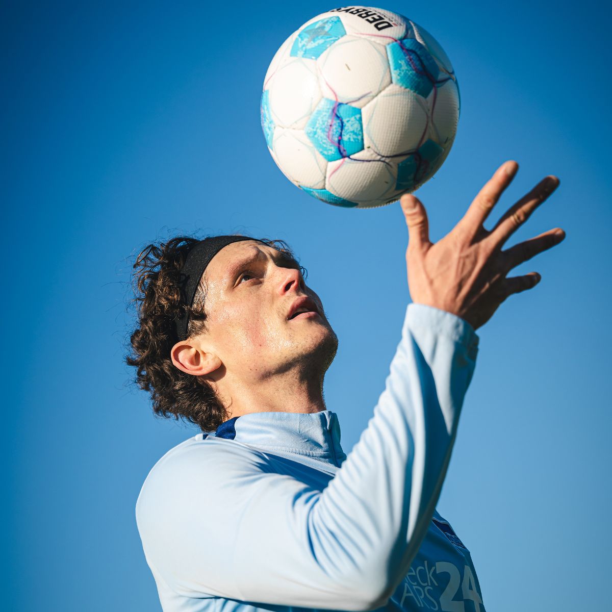 Fabian Reese wirft einen Ball hoch.