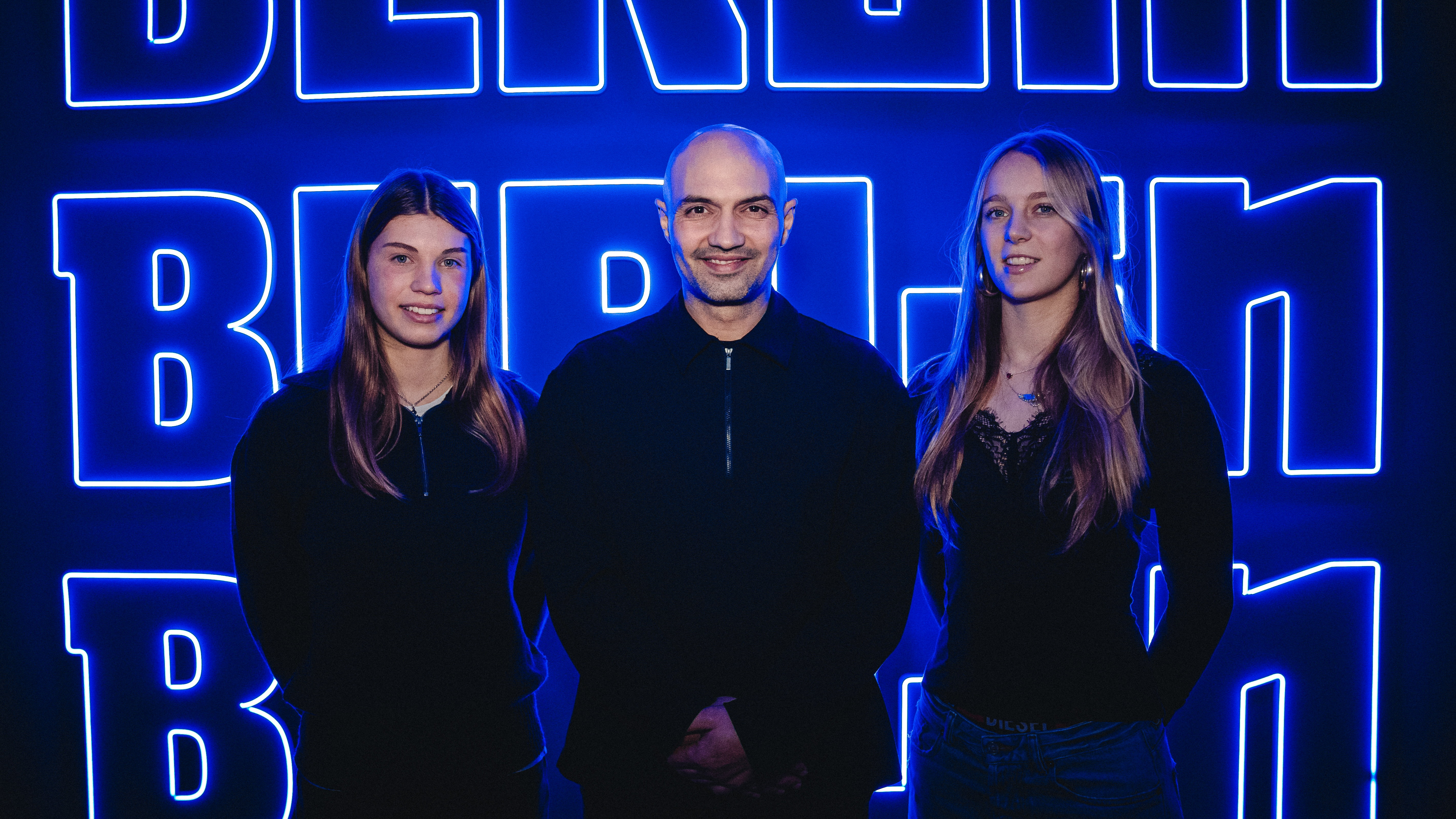 Ronja Borchmeyer, Sofian Chahed und Elfie Wellhausen stehen lächelnd bereit.