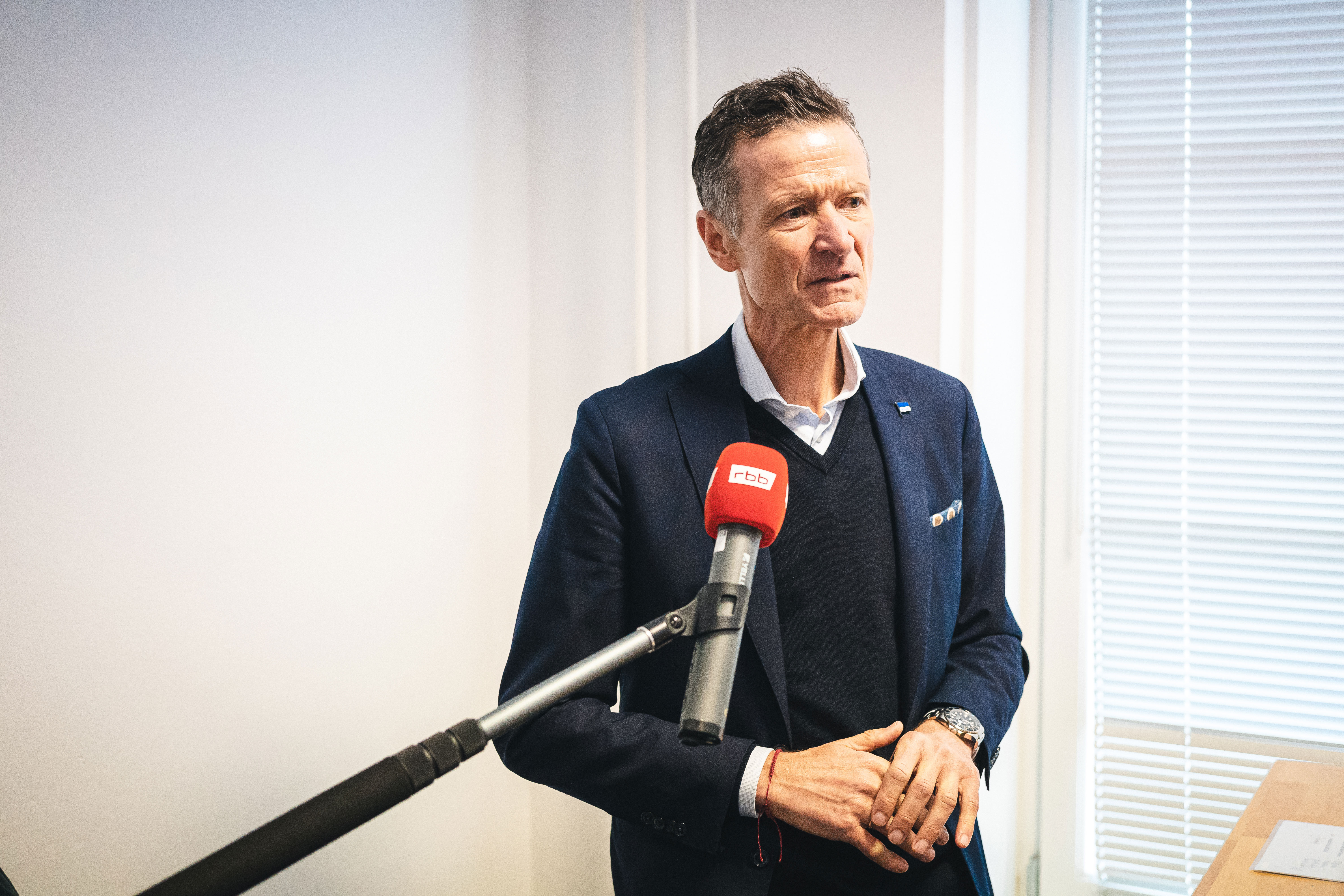 Thomas E. Herrich spricht in einer Medienrunde.