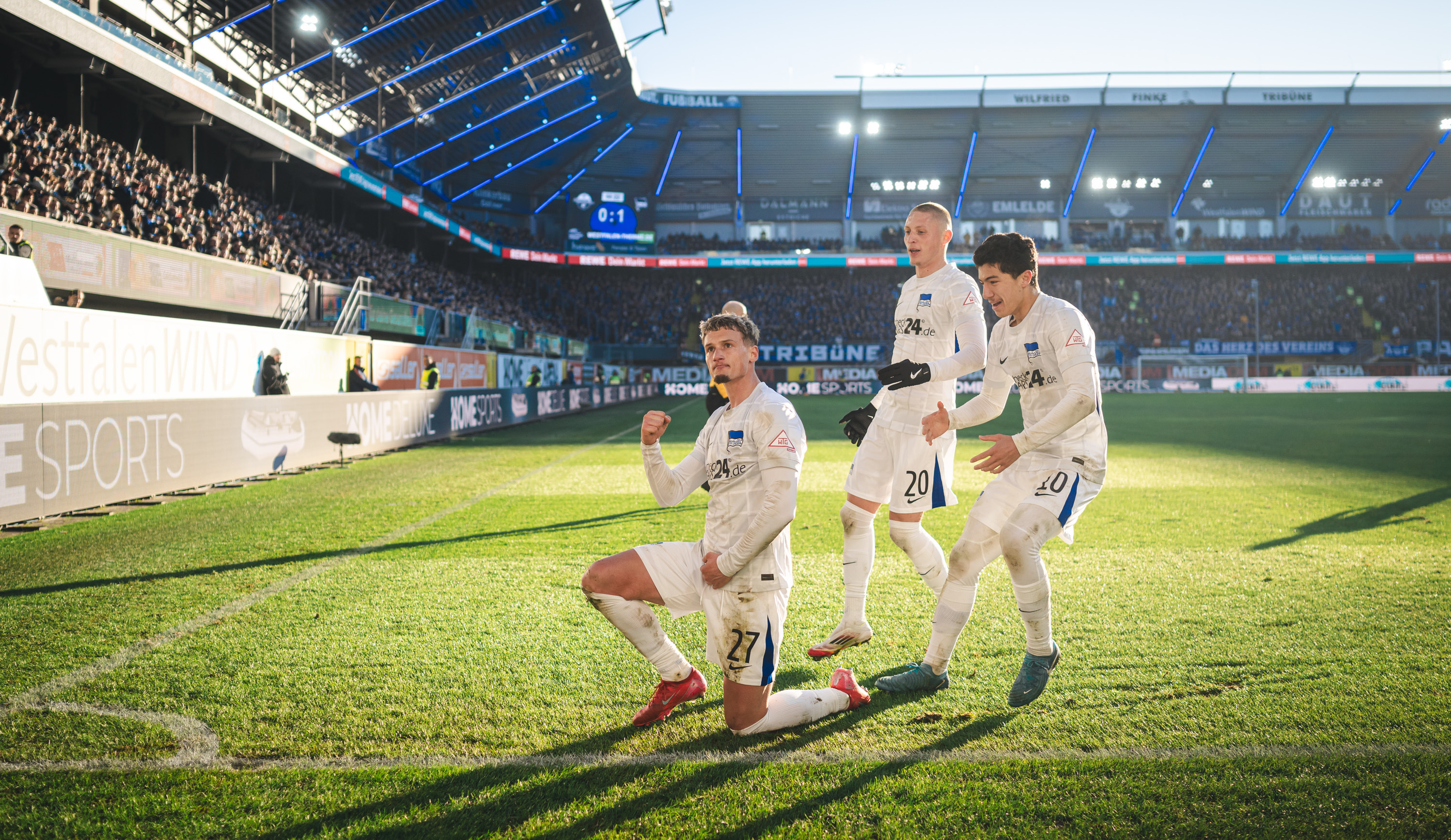 Michaël Cuisance feiert mit seinen Mitspielern ein Tor.