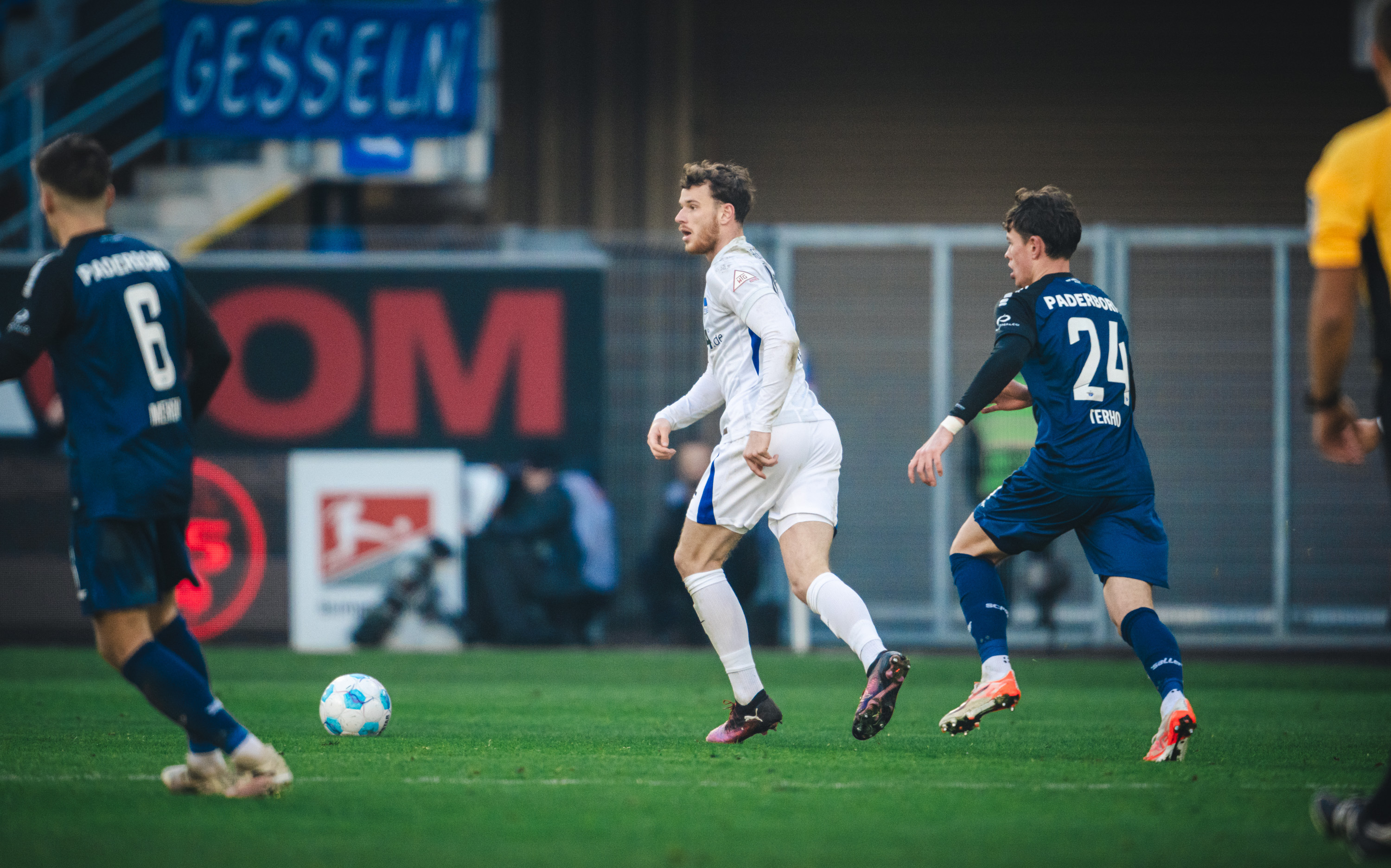 Pascal Klemens spielt den Ball beim Gastspiel in Paderborn.