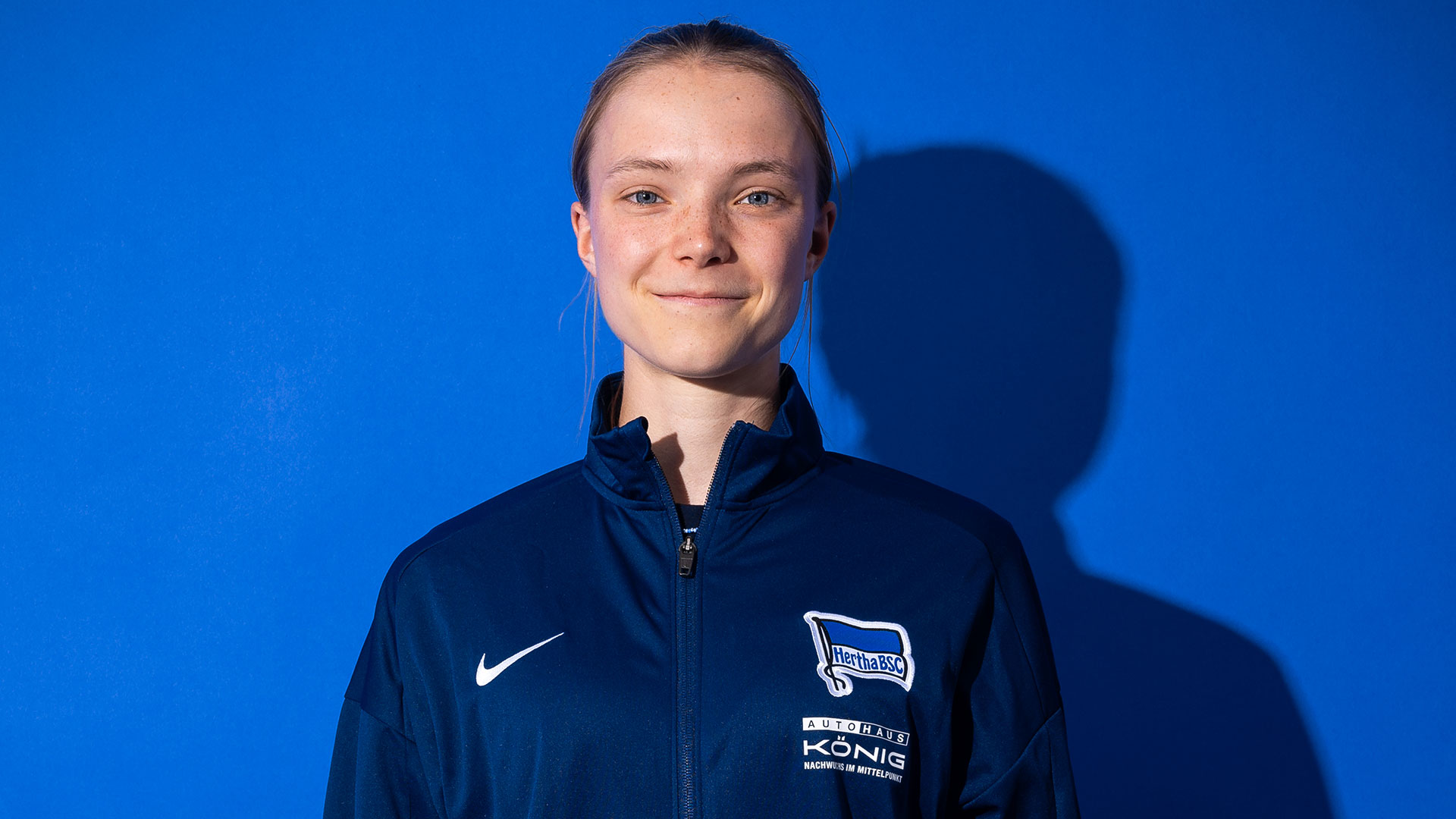 Porträtbild von Charlotte in der Beeck