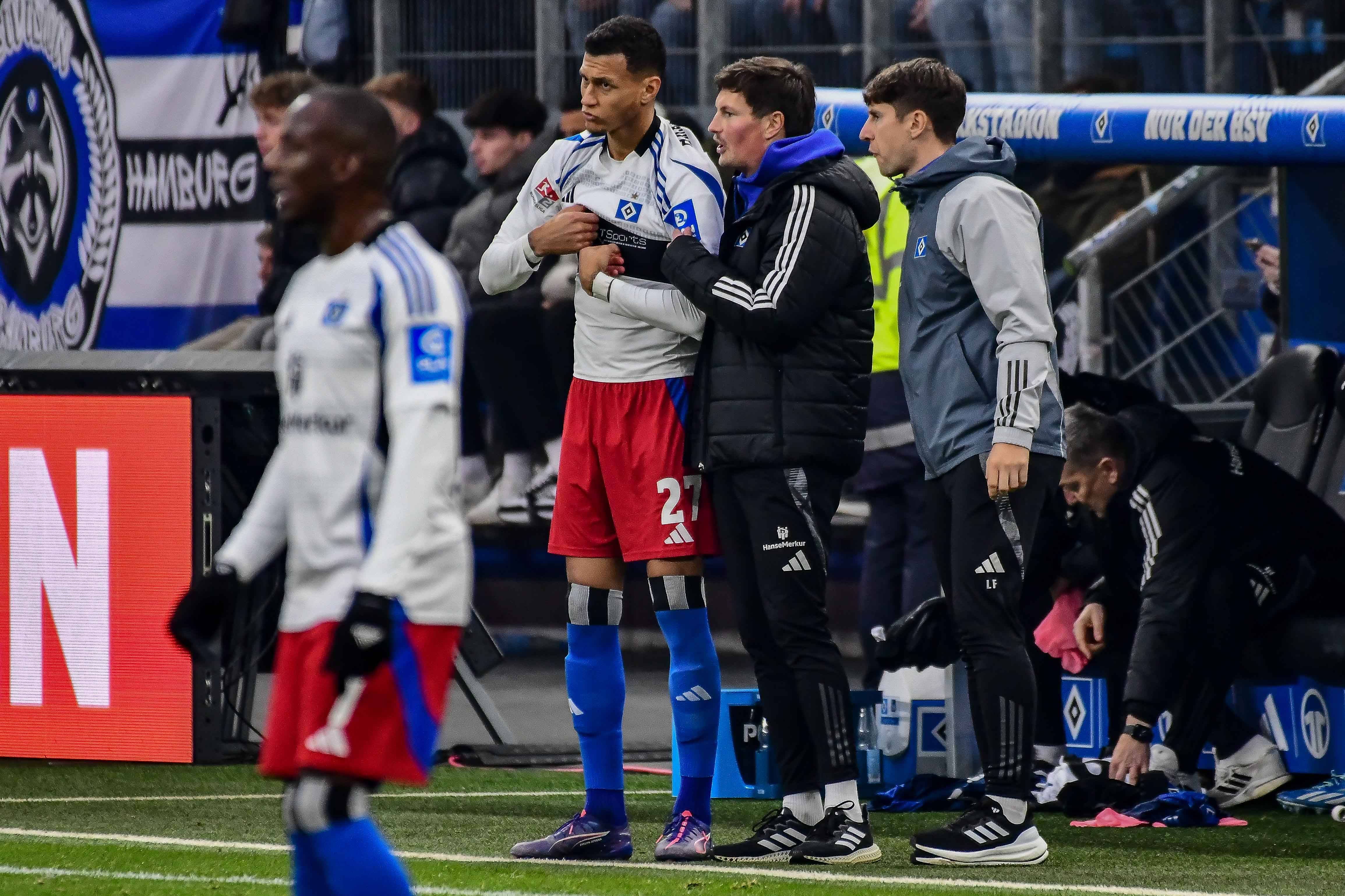 Davie Selke und Merlin Polzin besprechen sich am Spielfeldrand.