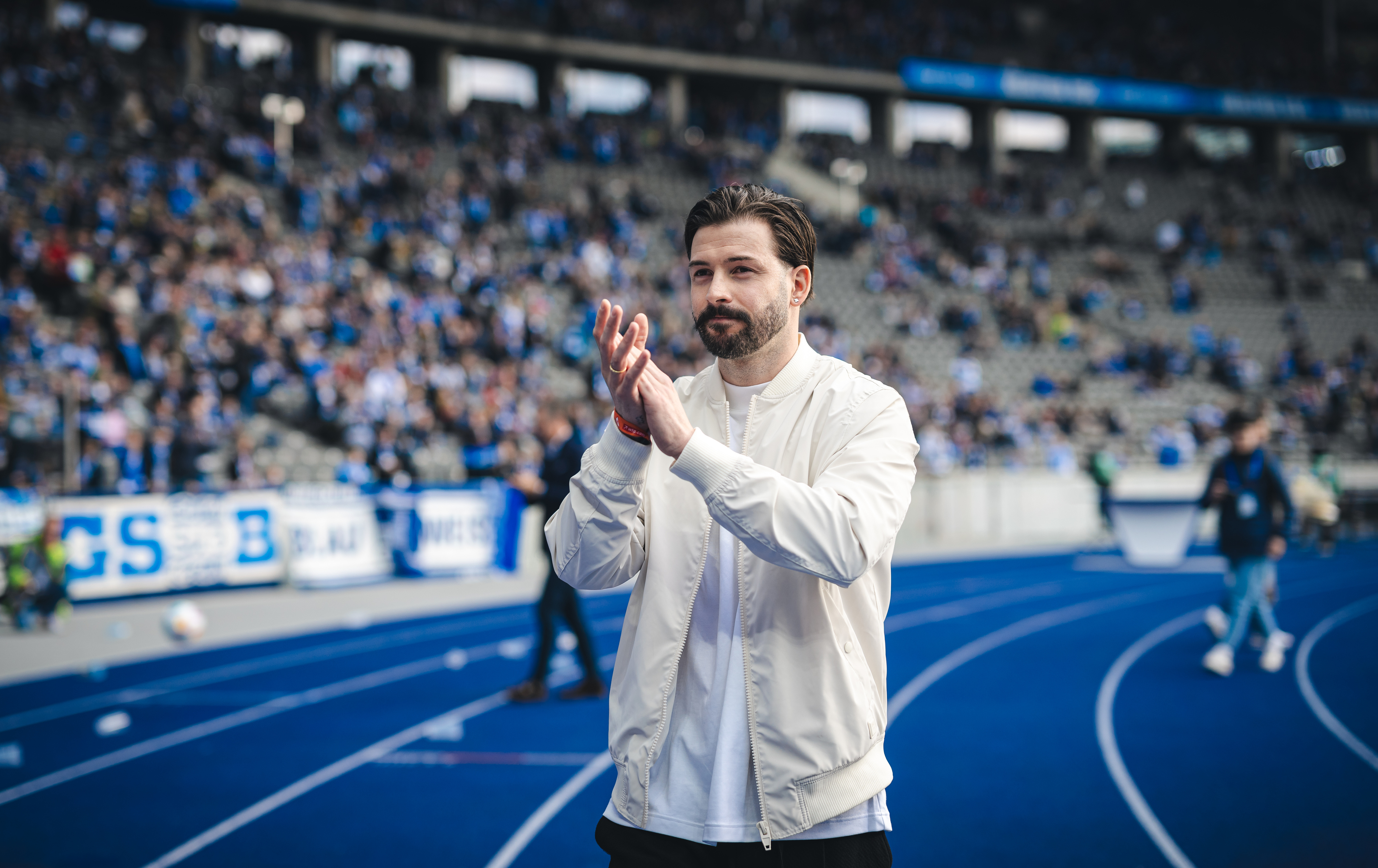 Marvin Plattenhardt klatscht in die Hände.