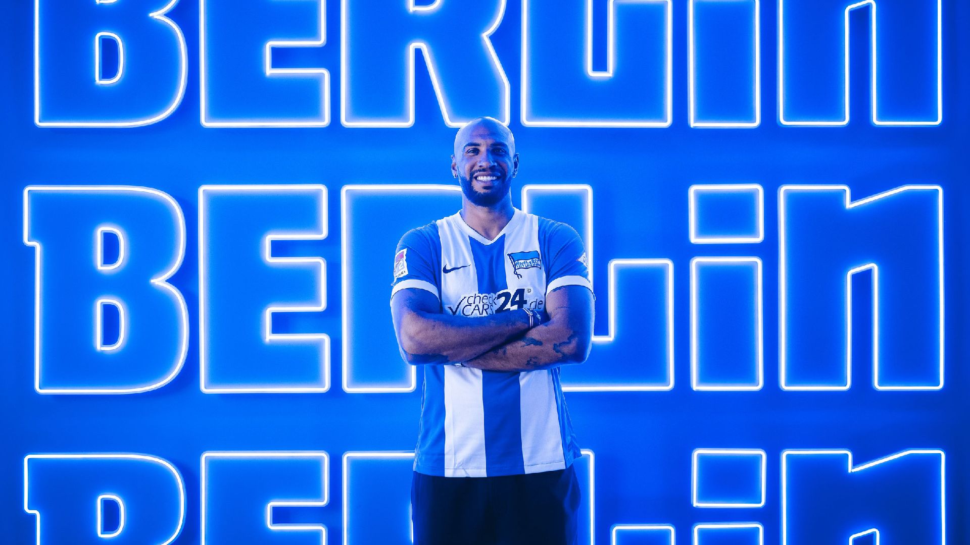 John Anthony Brooks lächelt in die Kamera.