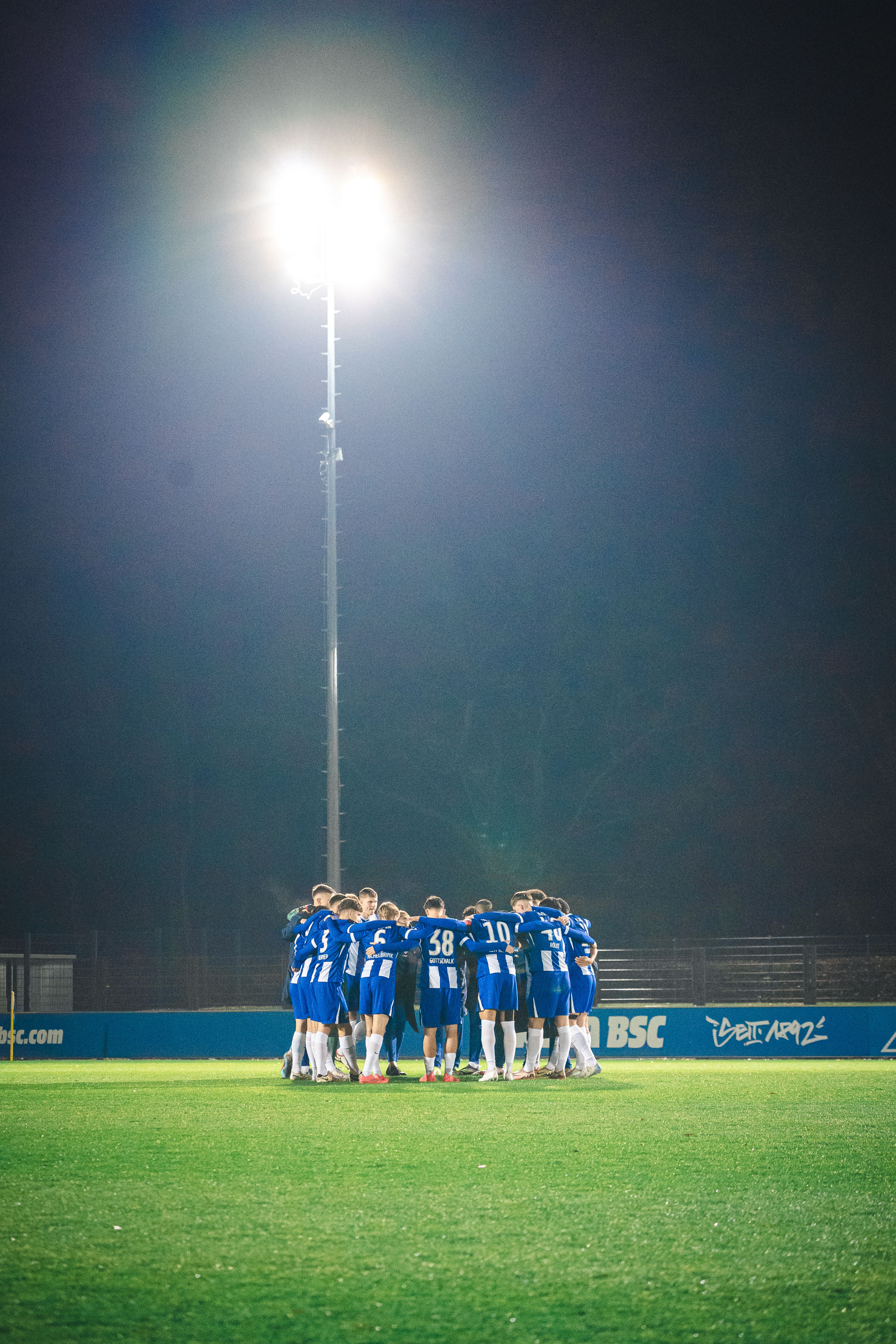 Unsere U23 formiert sich im Scheinwerferlicht zum Mannschaftskreis.