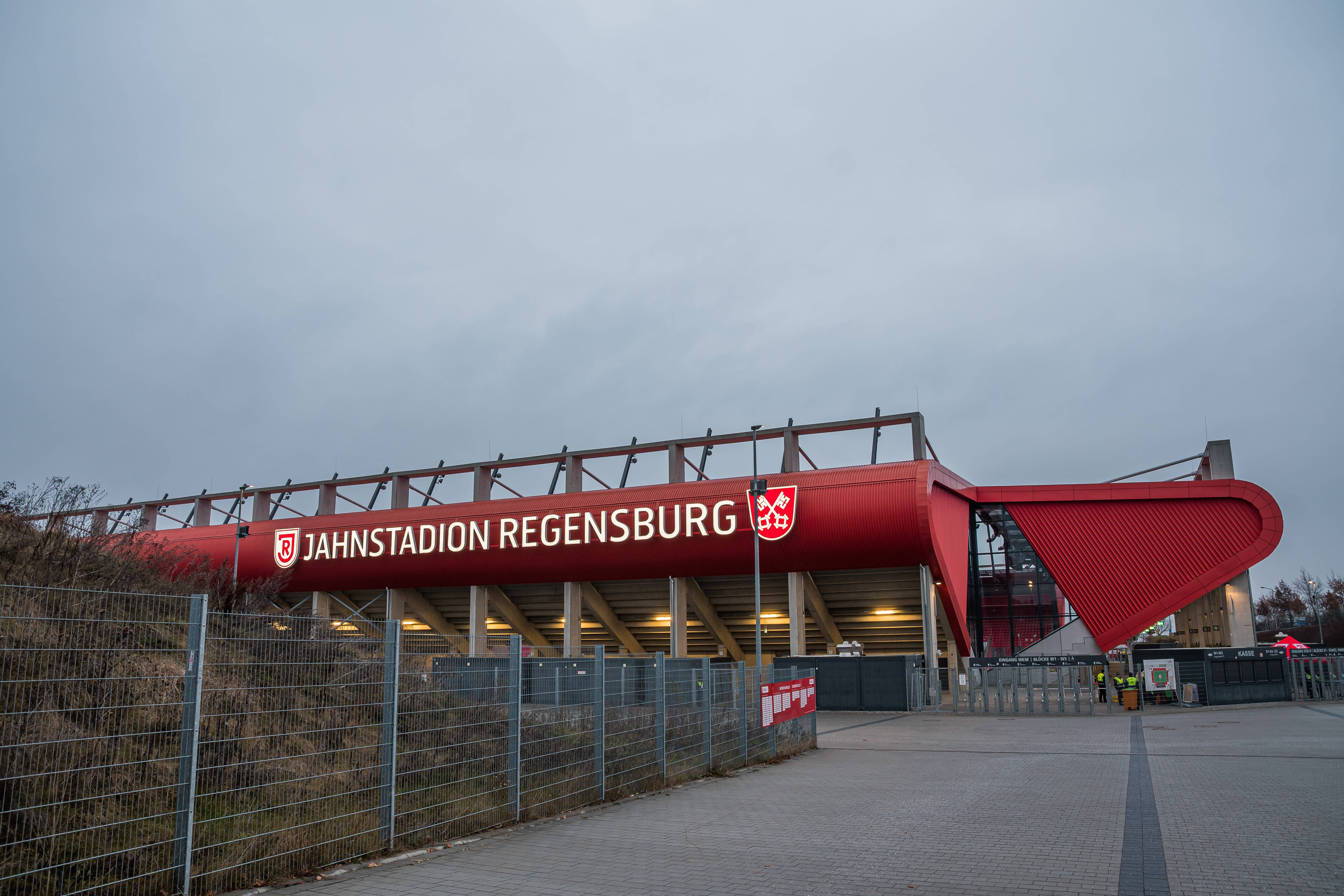 Blick auf das Jahnstadion Regensburg.