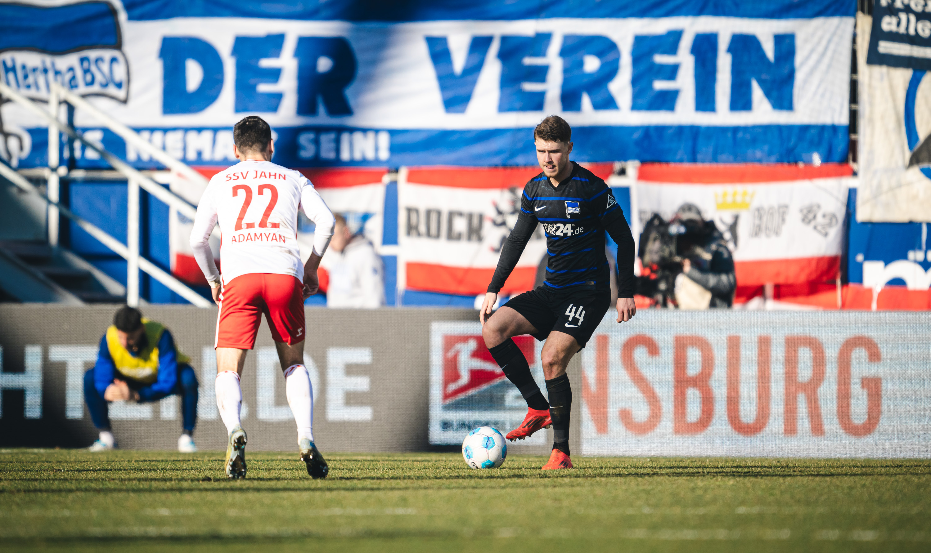 Linus Gechter spielt den Ball.