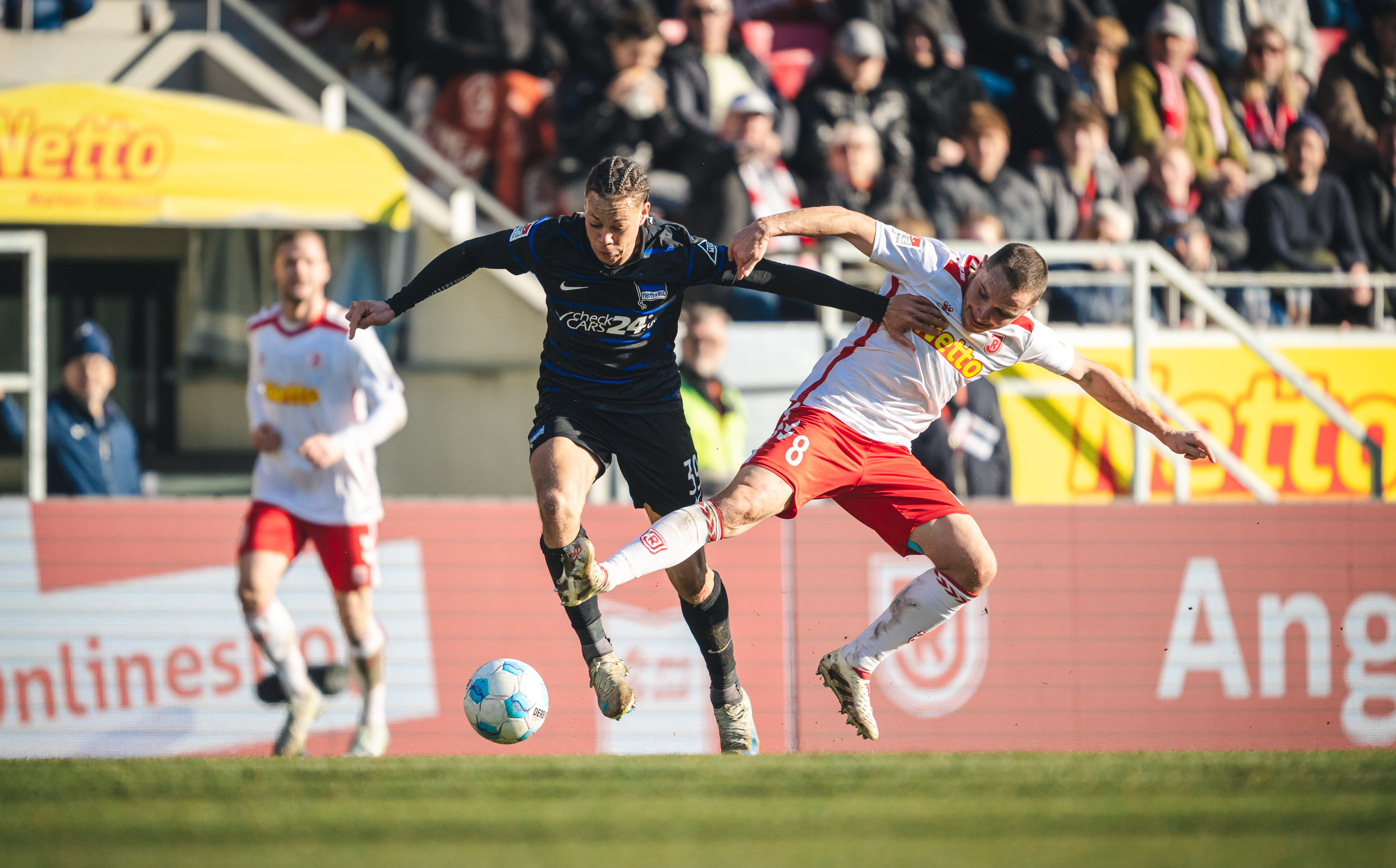 Derry Scherhant spielt den Ball.