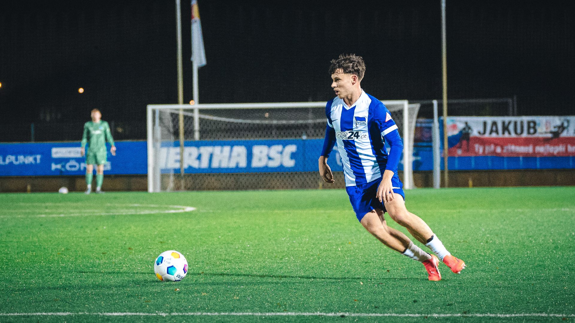 Julius Gottschalk spielt den Ball.