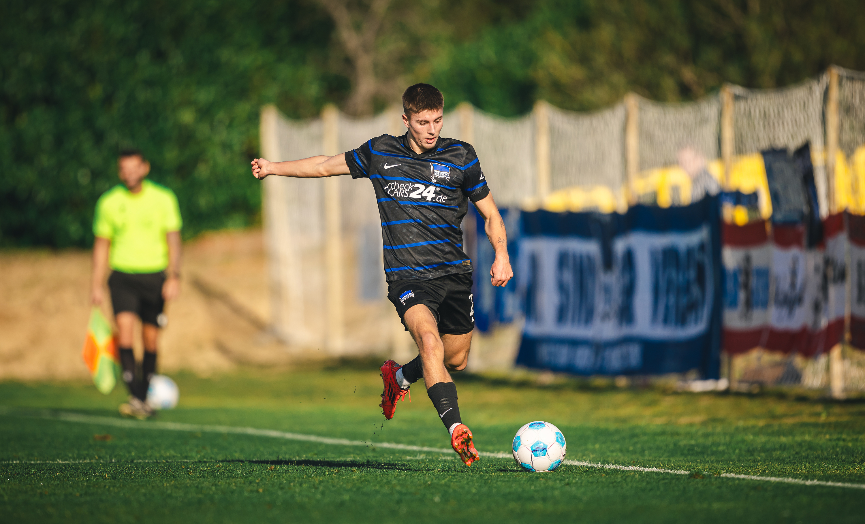 Gustav Christensen setzt zum Pass an.