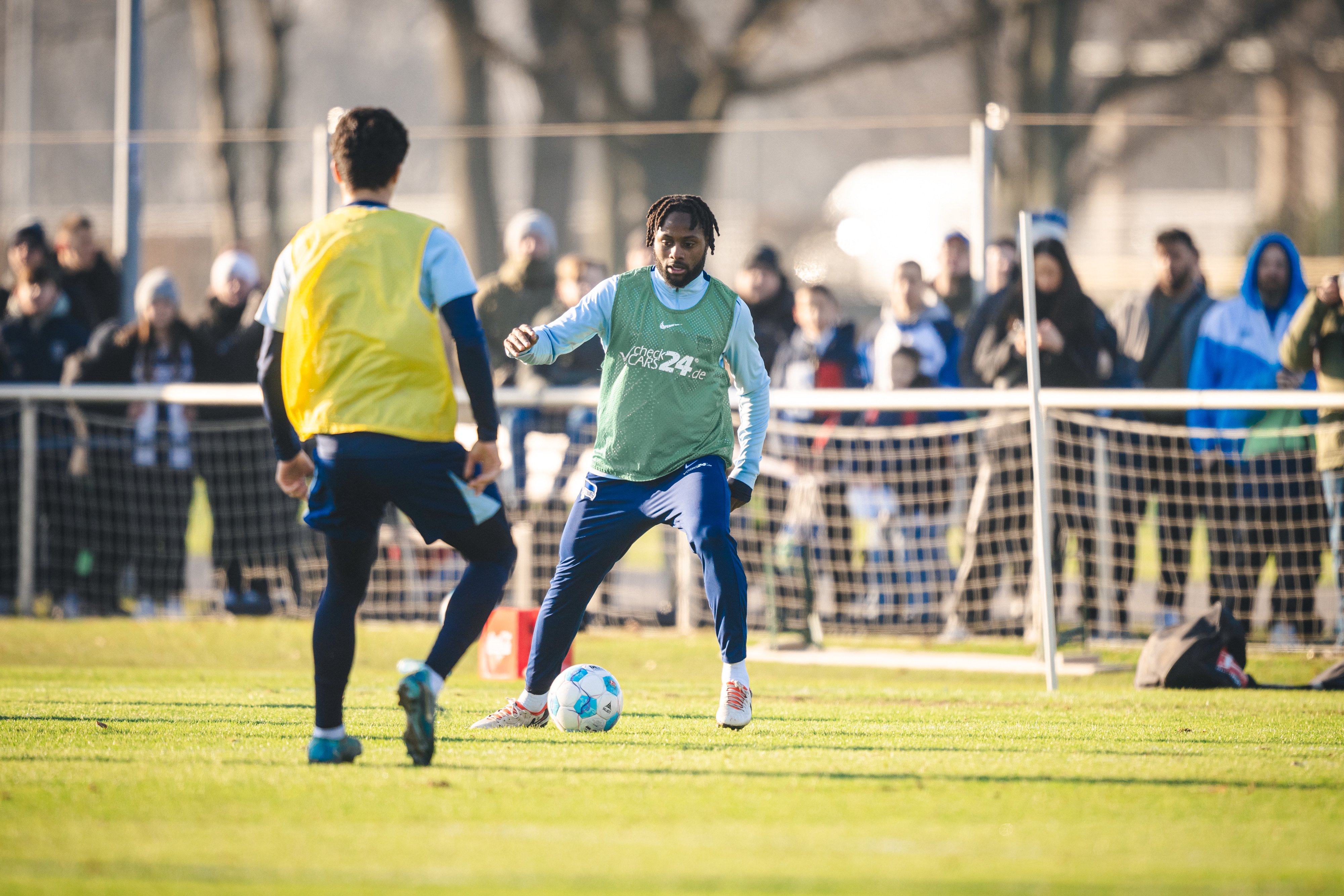 Deyo Zeefuik und Ibo Maza spielen um den Ball.