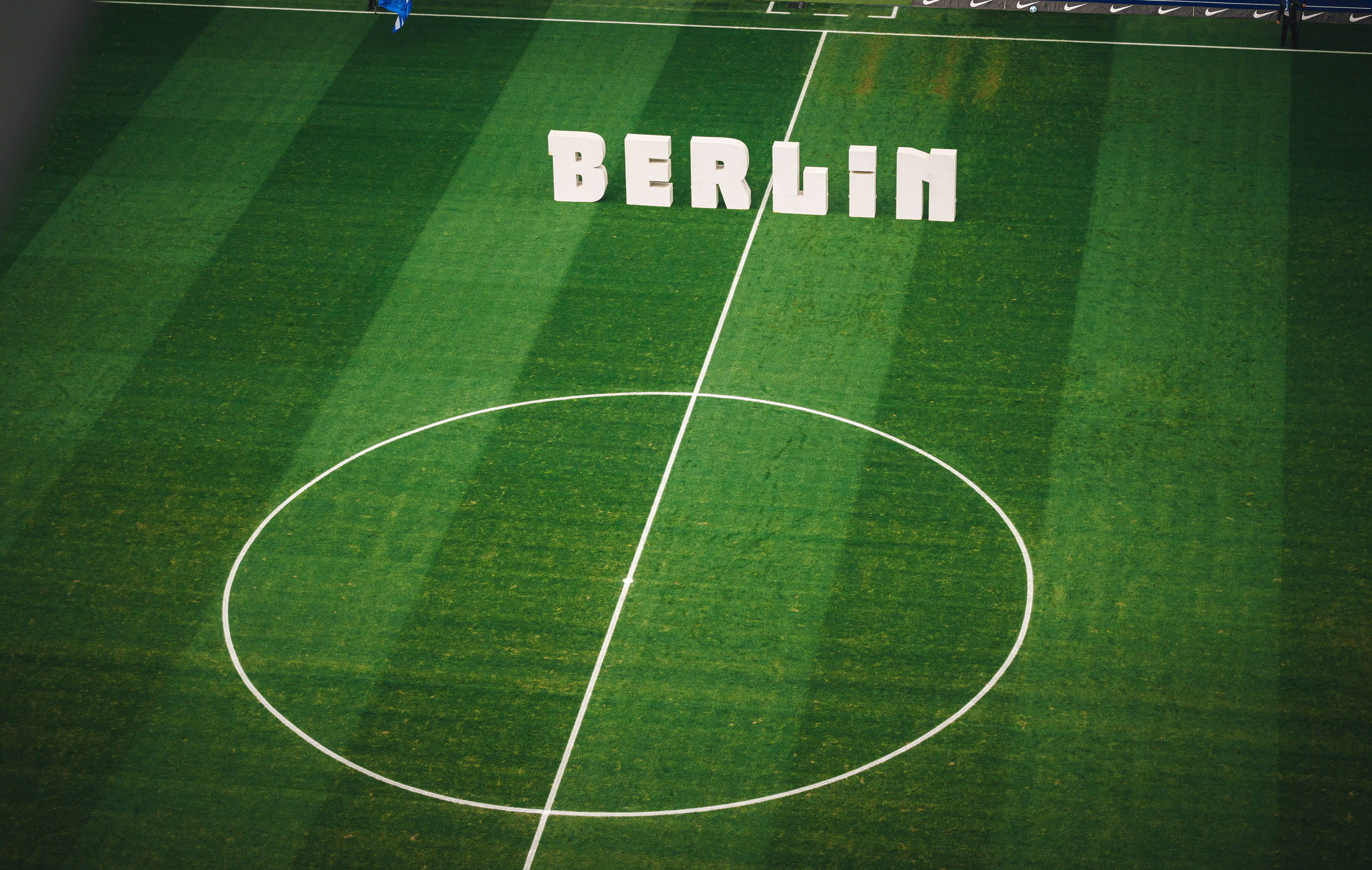Der Berlin-Schriftzug auf dem Rasen des Olympiastadions.