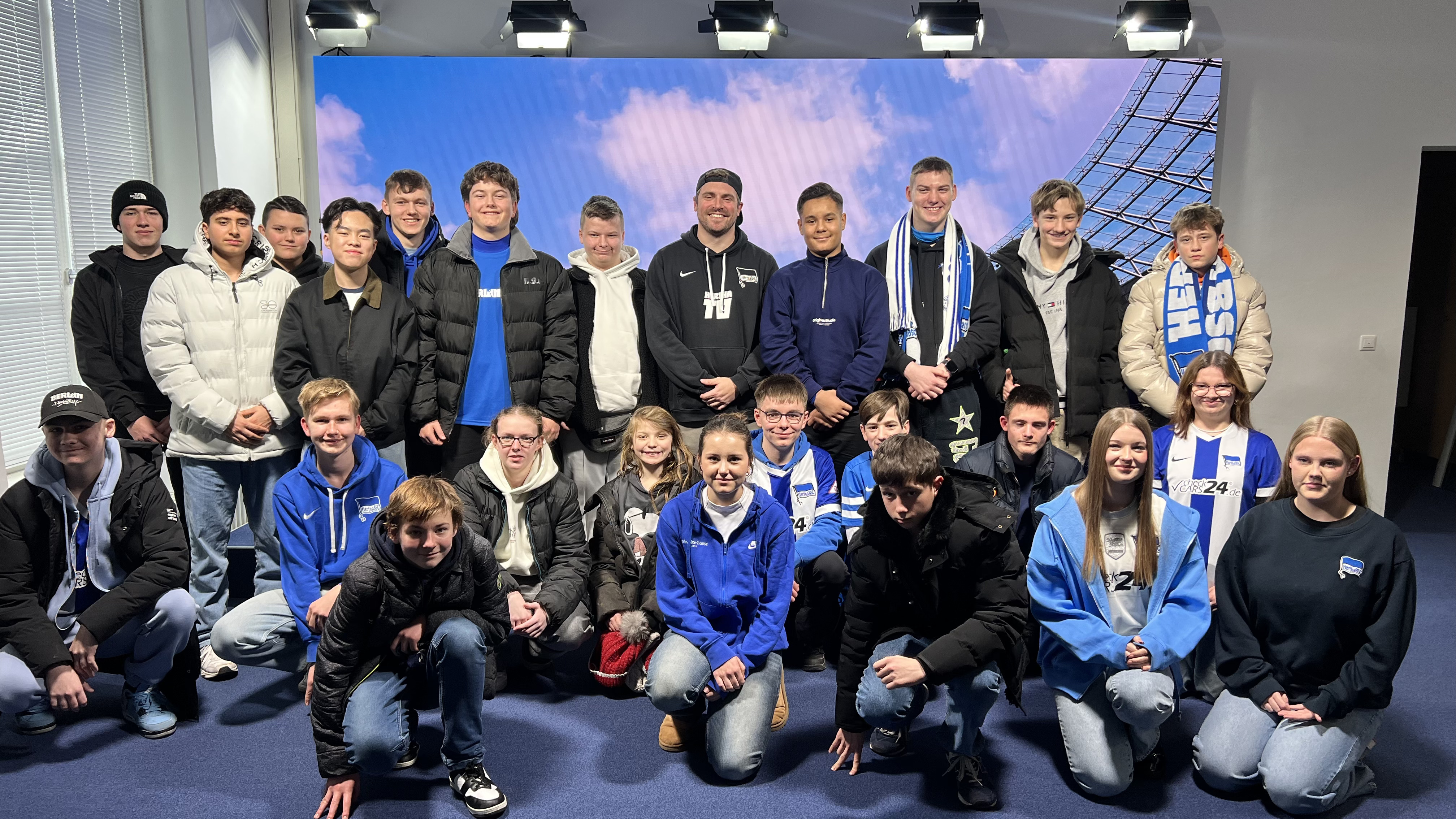 Gruppenfoto beim Meet & Greet des Team030 mit Dennis von HerthaTV.