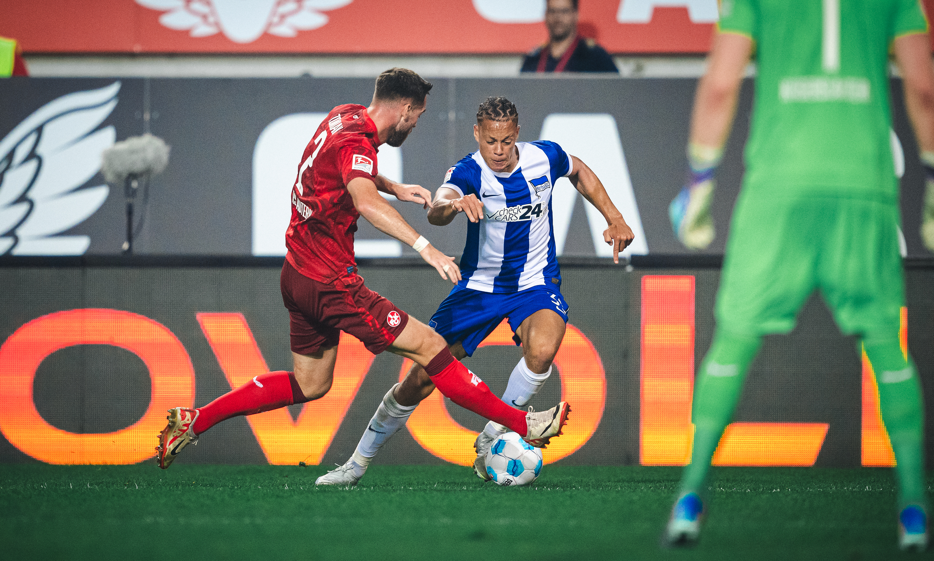 Derry Scherhant in einem Zweikampfduell im Hinspiel gegen Kaiserslautern.