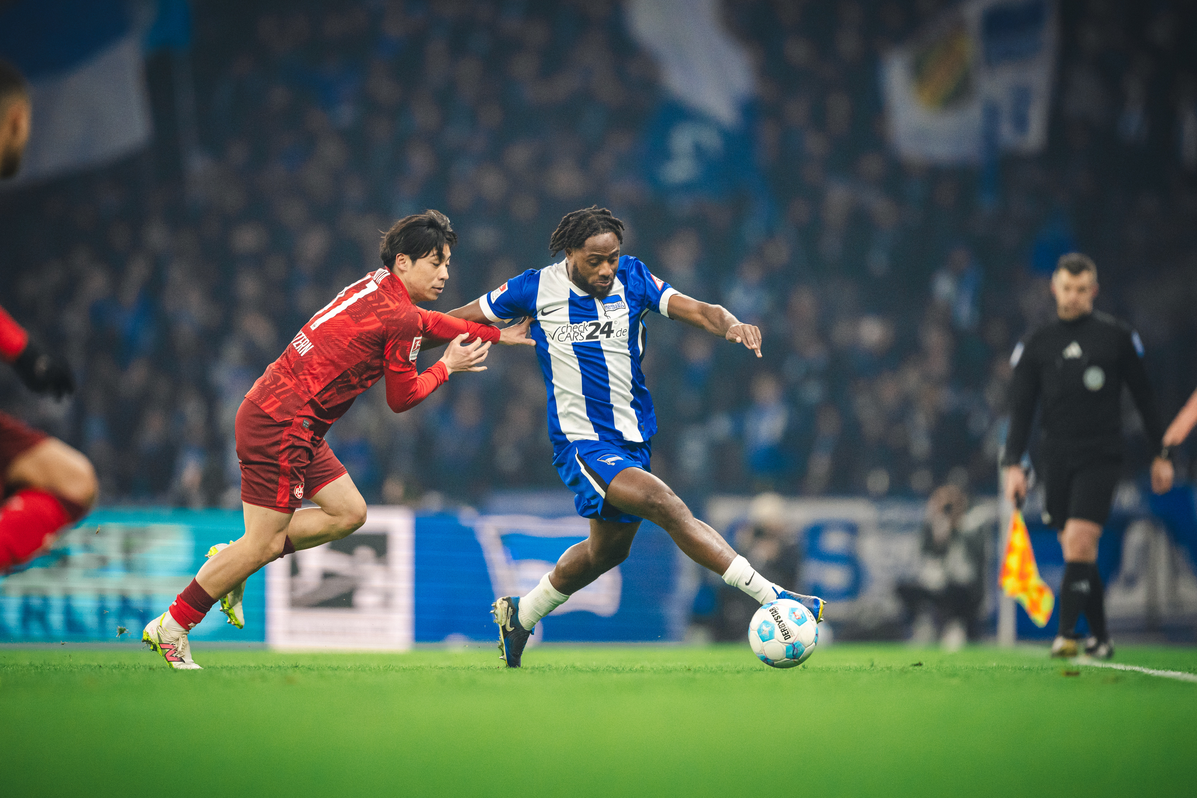 Deyovaisio Zeefuik im Zweikampf mit Daisuke Yokota.