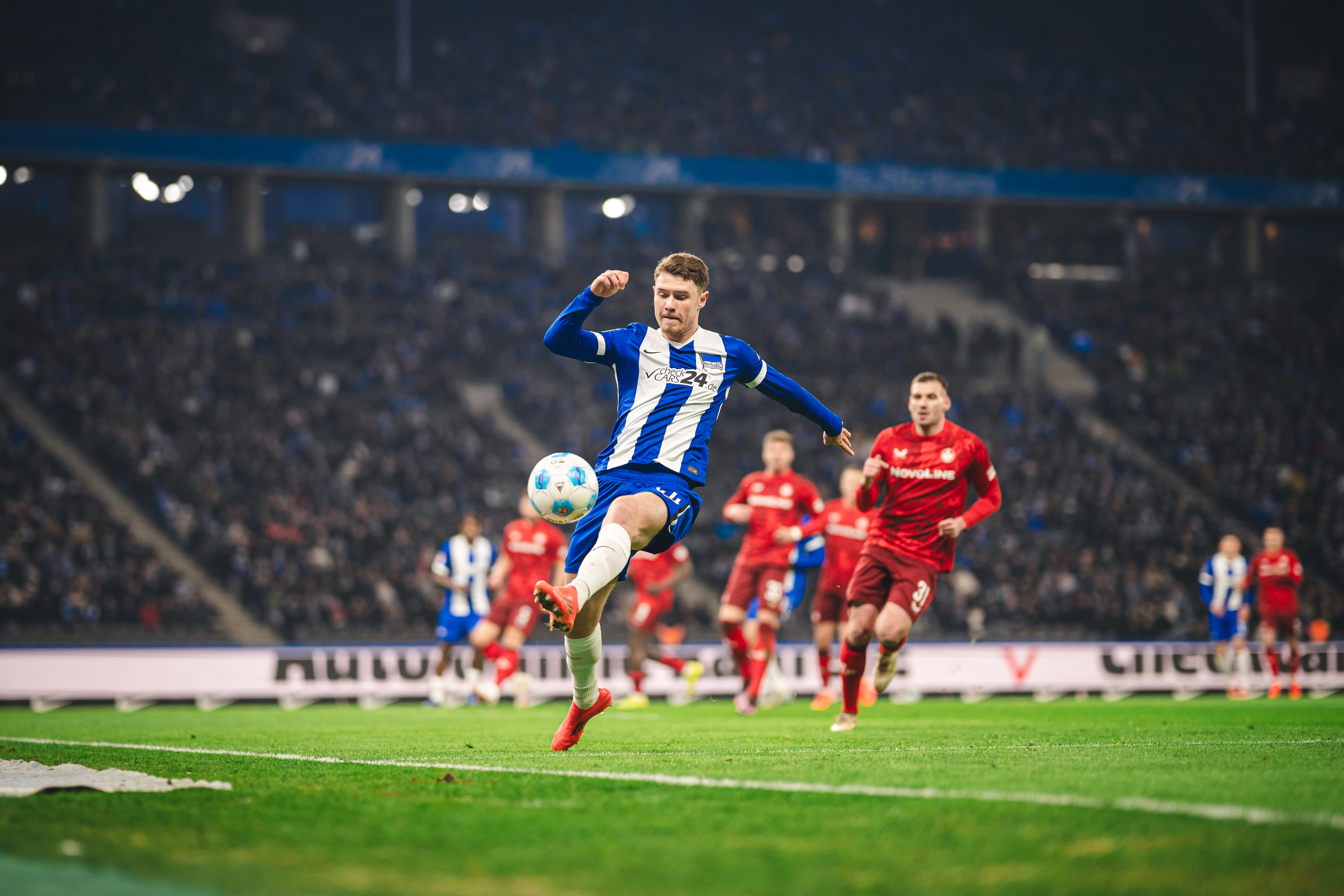 Linus Gechter nimmt den Ball an.