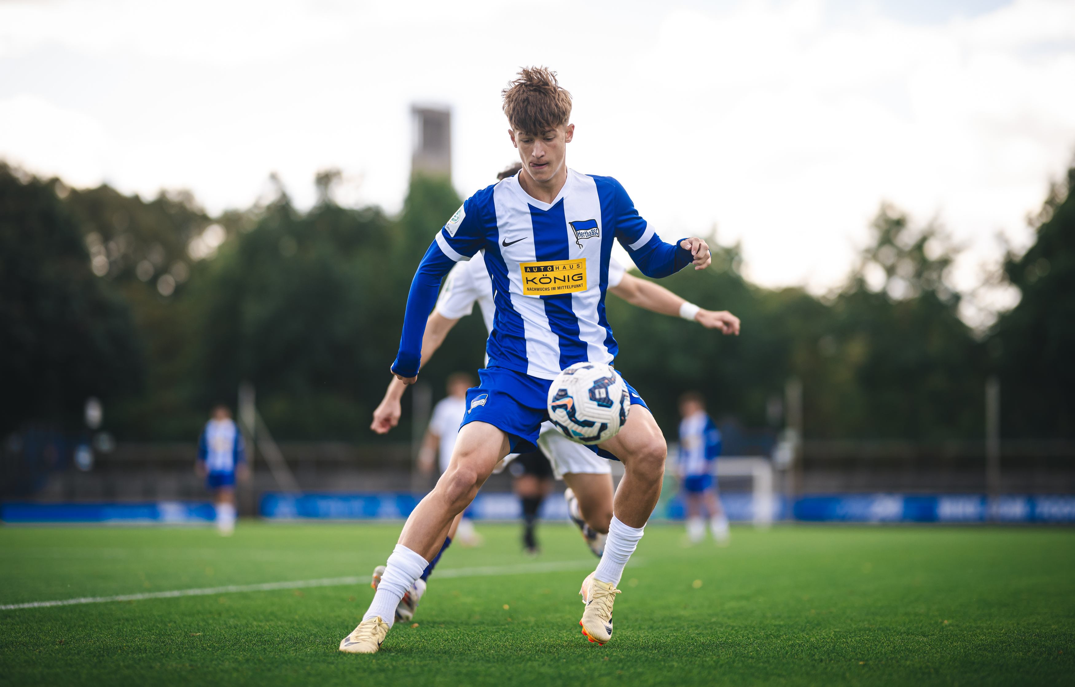 U19-Spieler Leon Grundmann spielt den Ball.