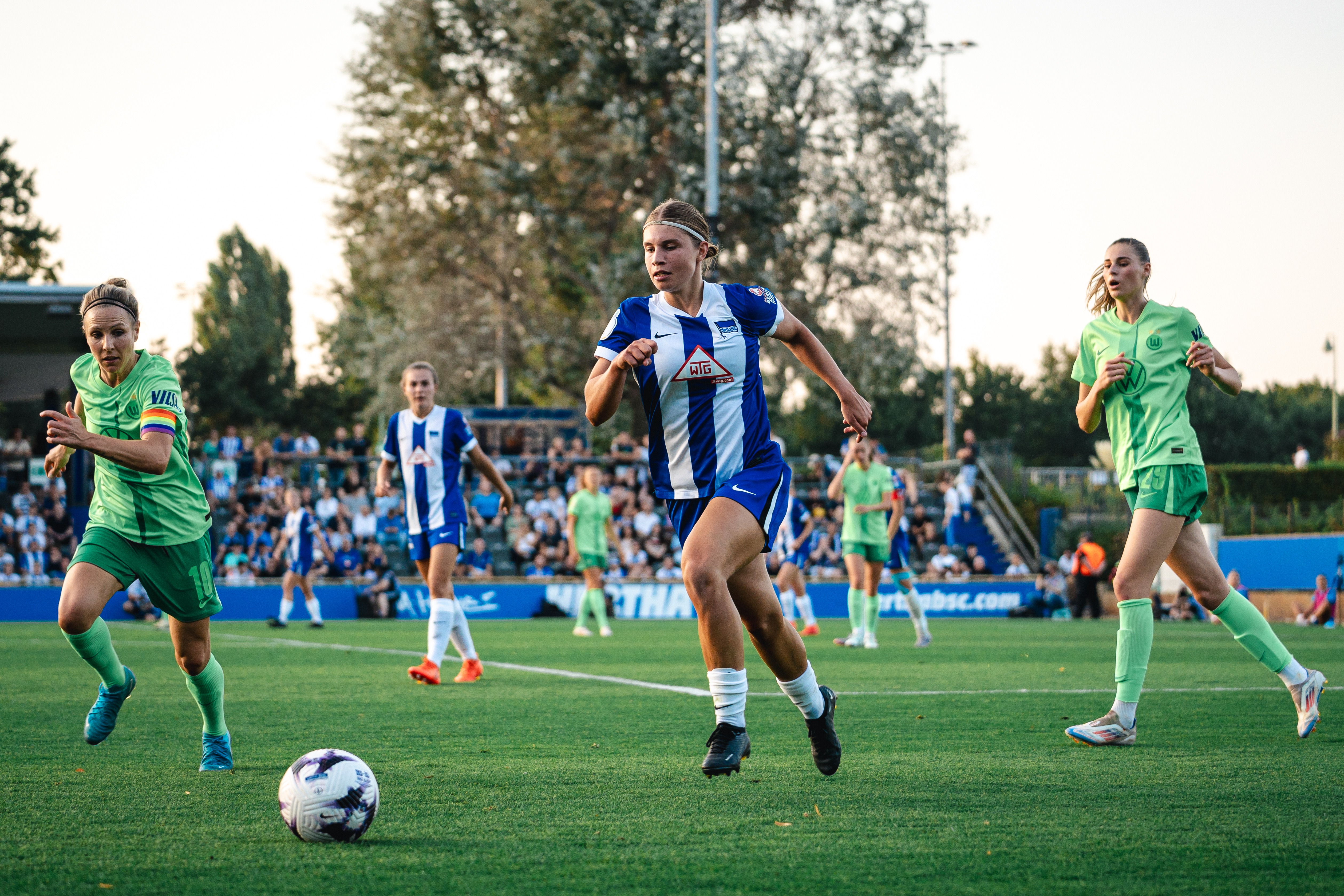 Ronja Borchmeyer kämpft gegen Svenja Huth um den Ball.