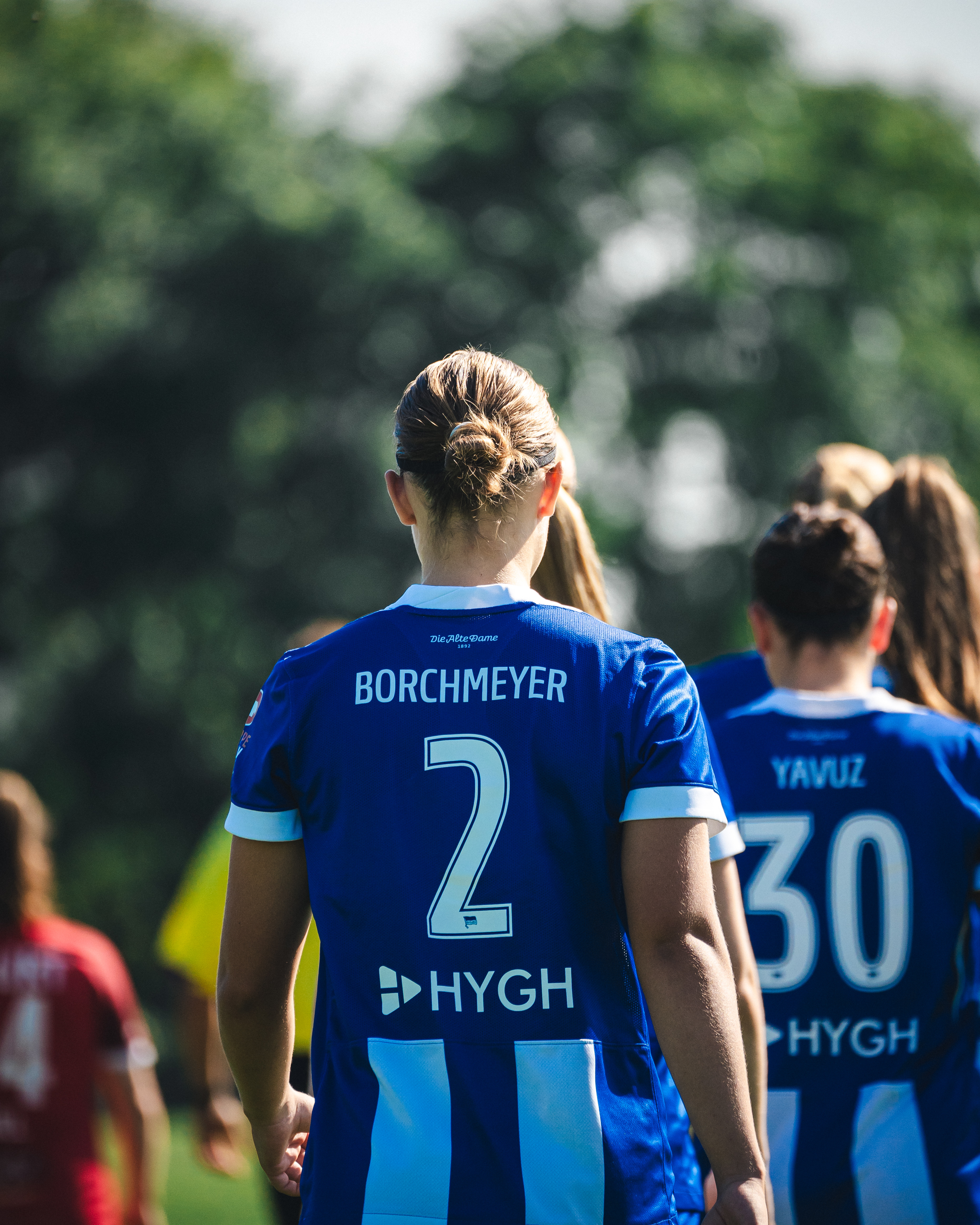 Ronja Borchmeyer betritt als letzte Spielerin den Rasen.