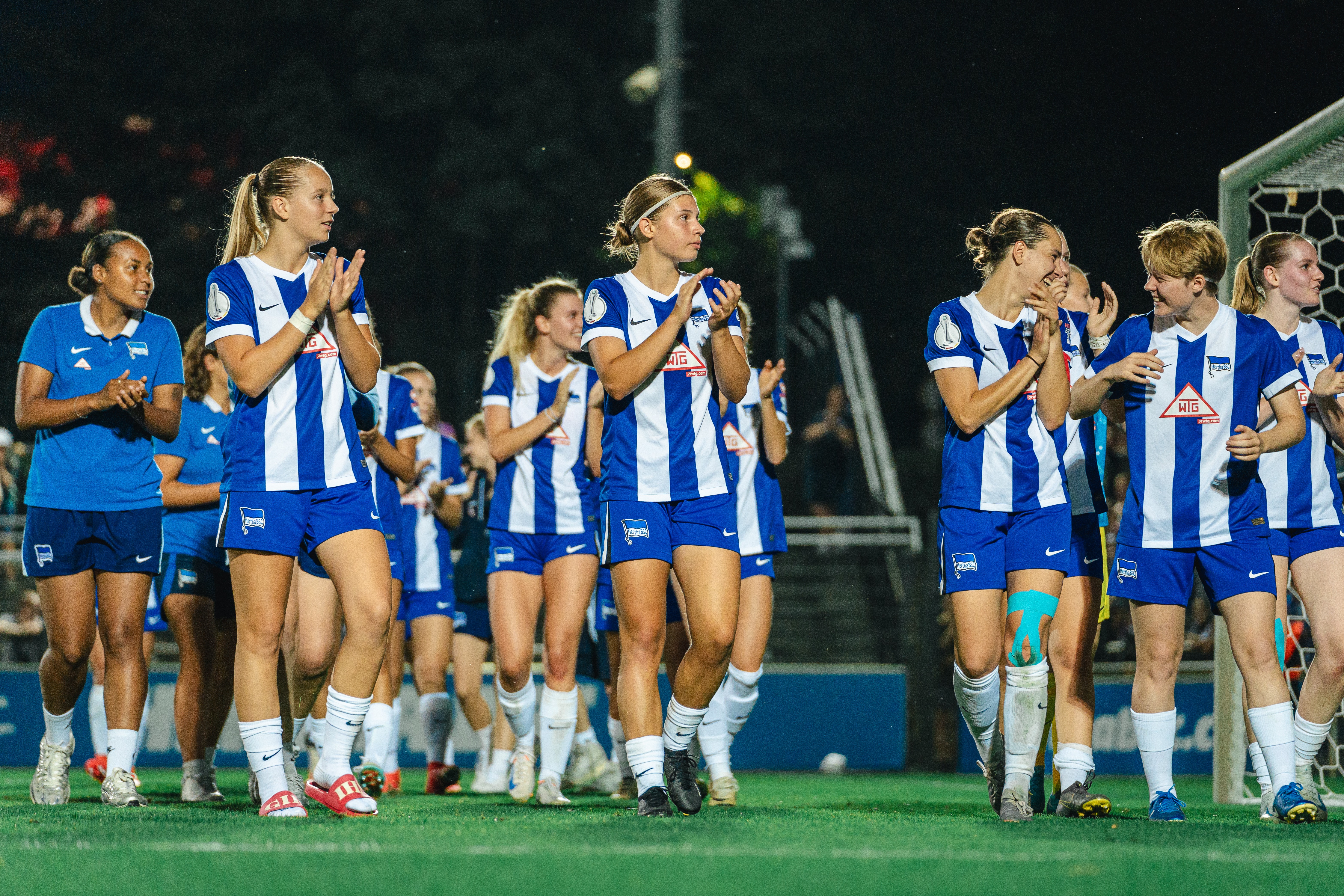 Die Herthanerinnen um Ronja Borchmeyer applaudieren ihren Fans.