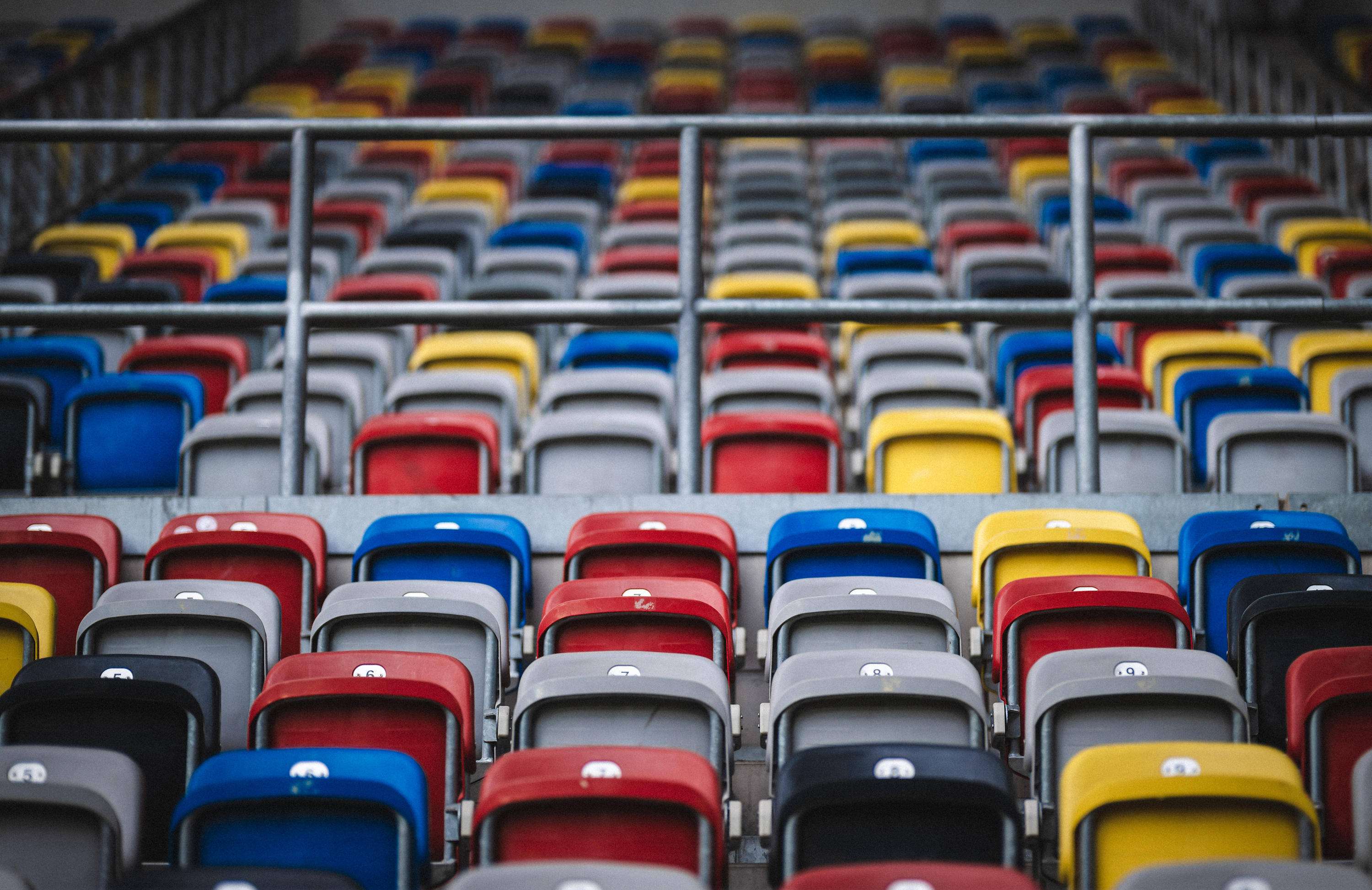 Bunte Sitzschalen im Düsseldorfer Stadion.