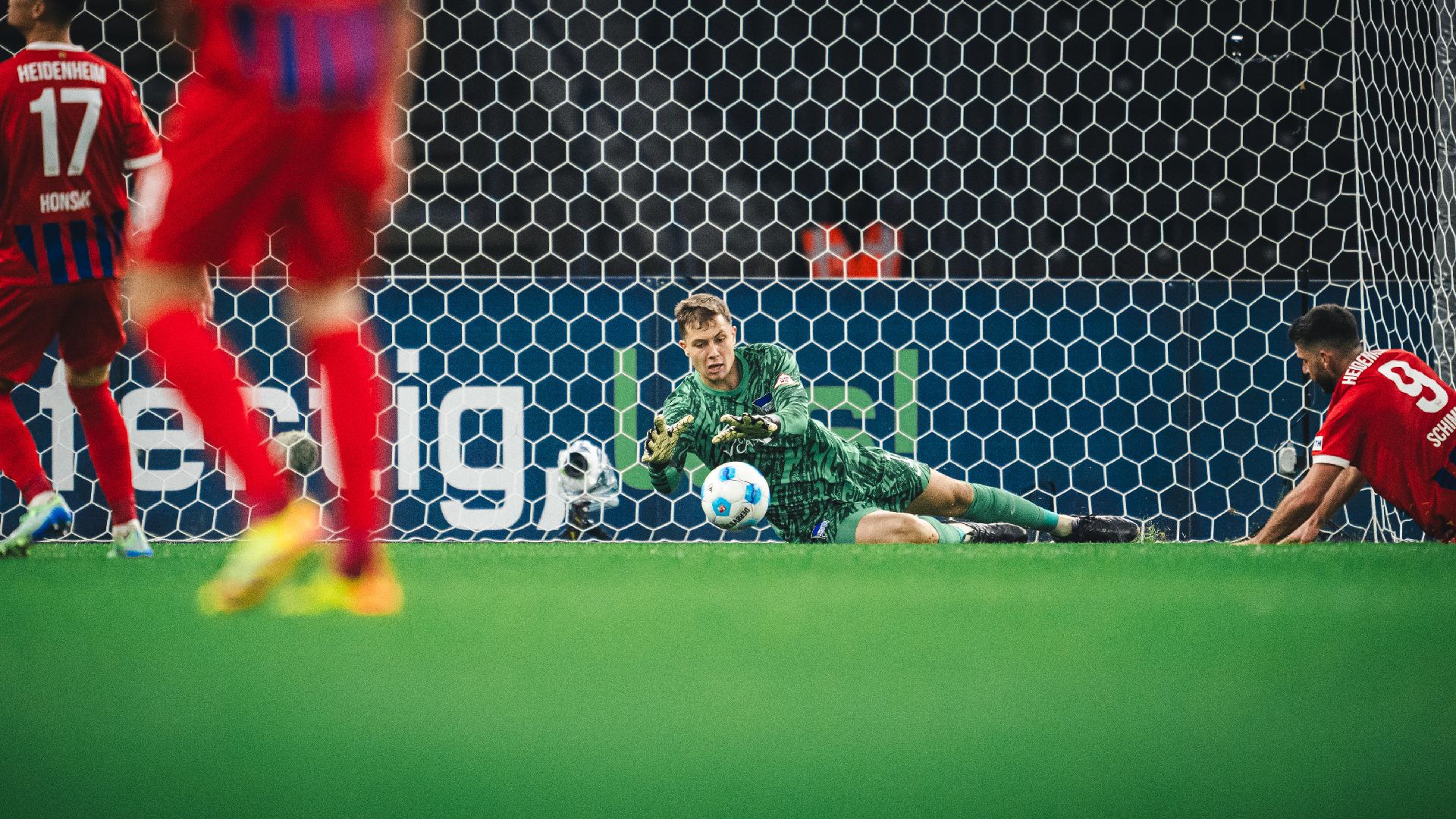 Torhüter Tjark Ernst pariert einen Ball.
