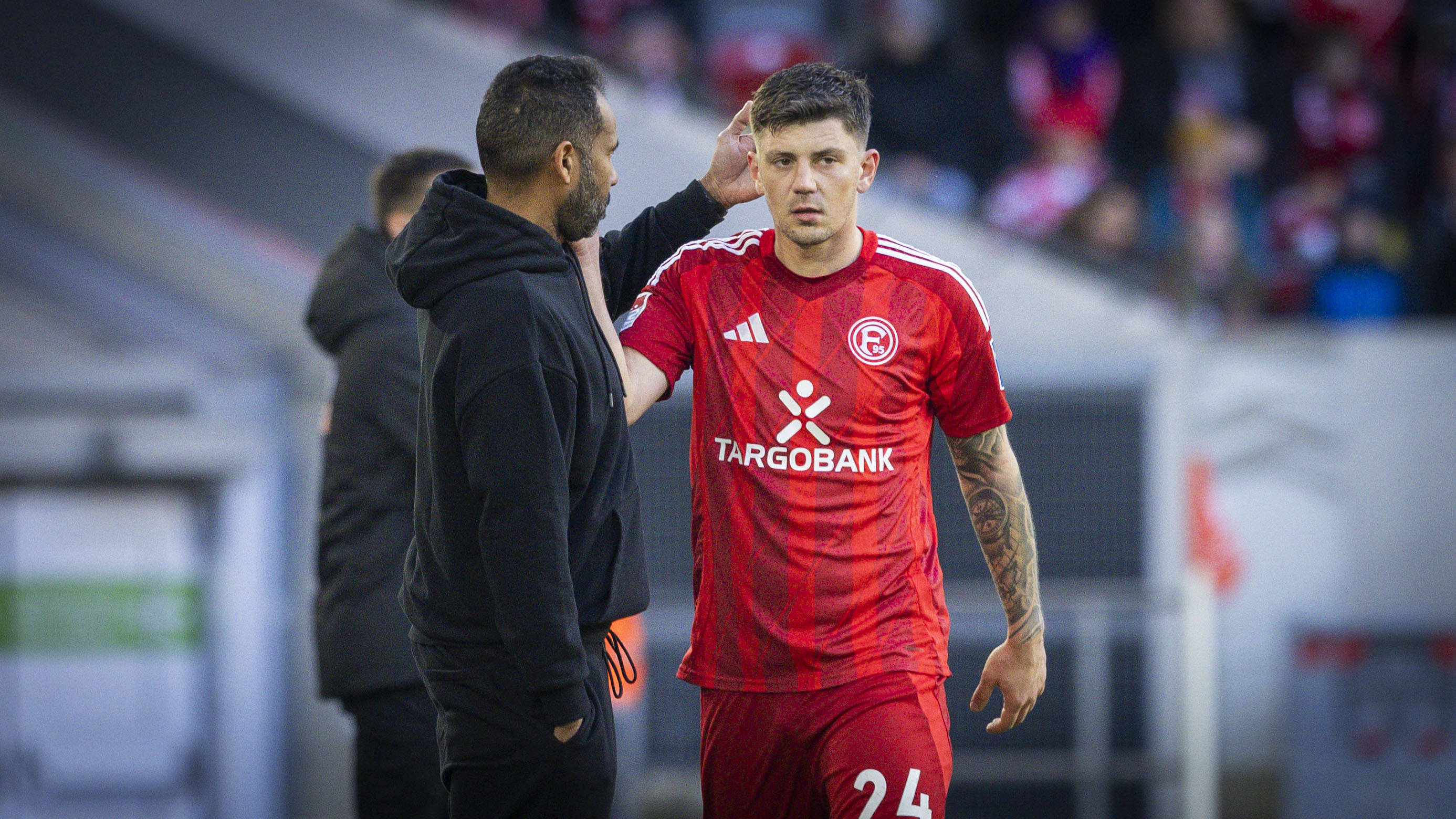 Daniel Thioune klatscht mit Dawid Kownacki ab.