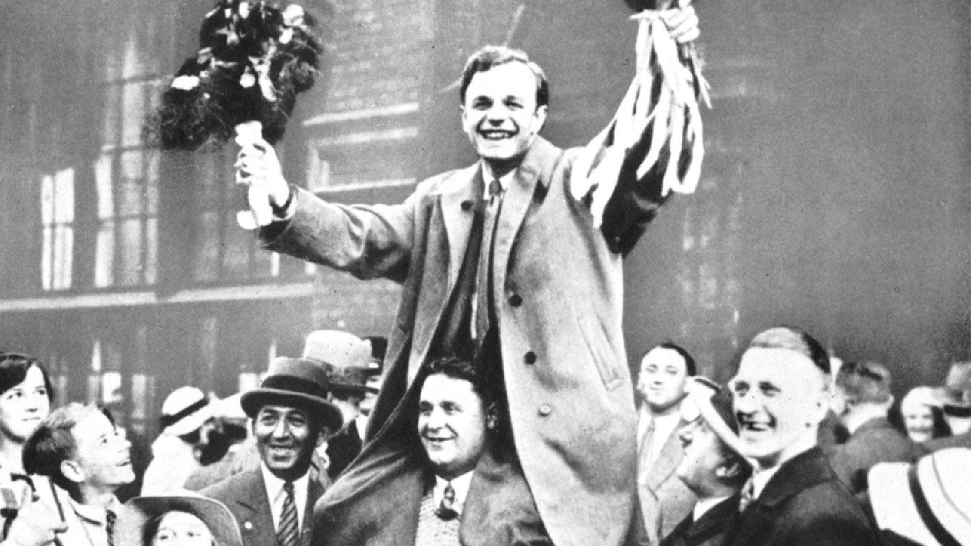 Hanne Sobek wird nach der Meisterschaft 1930 auf den Schultern getragen.