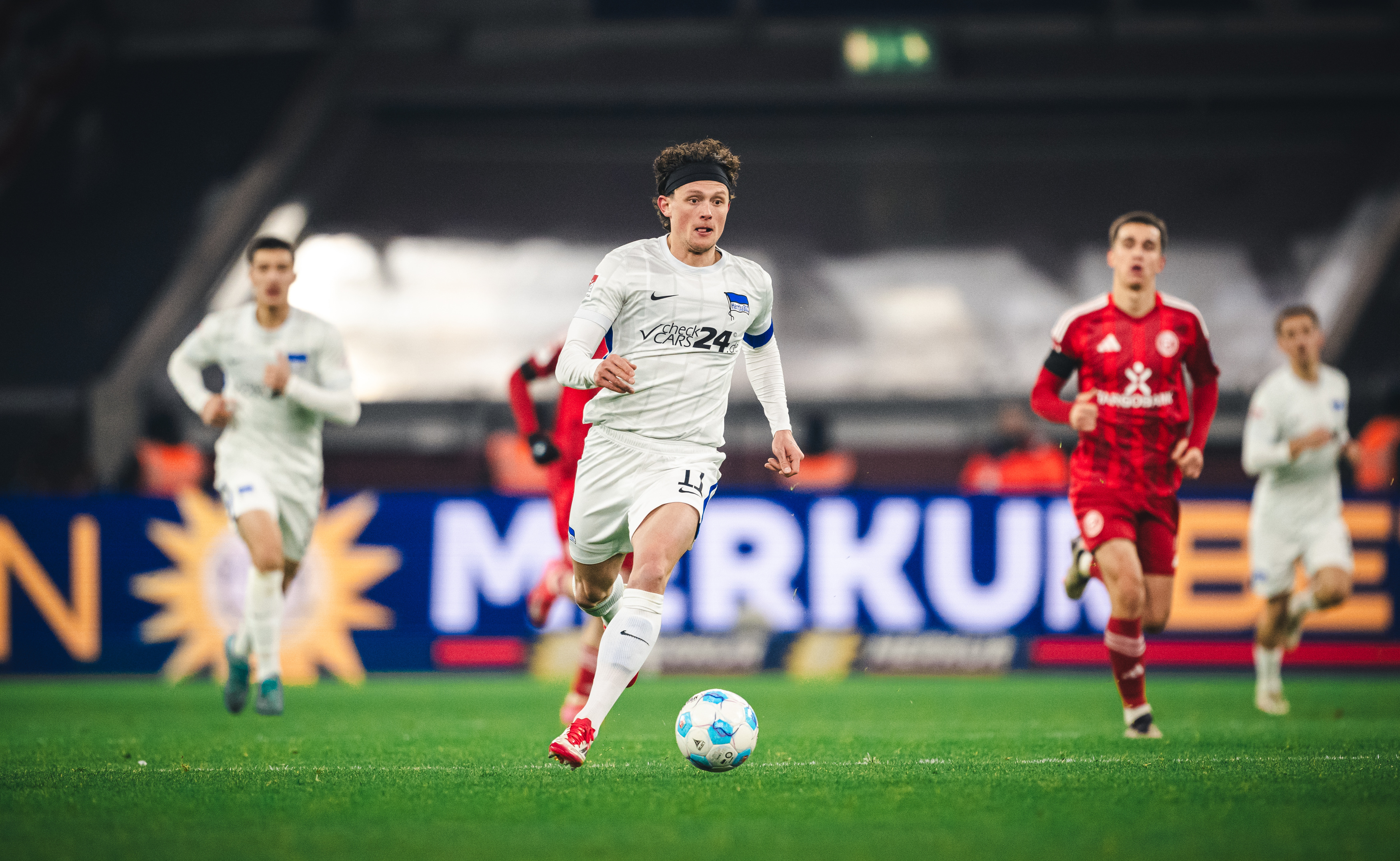 Fabian Reese dribbelt mit dem Ball.