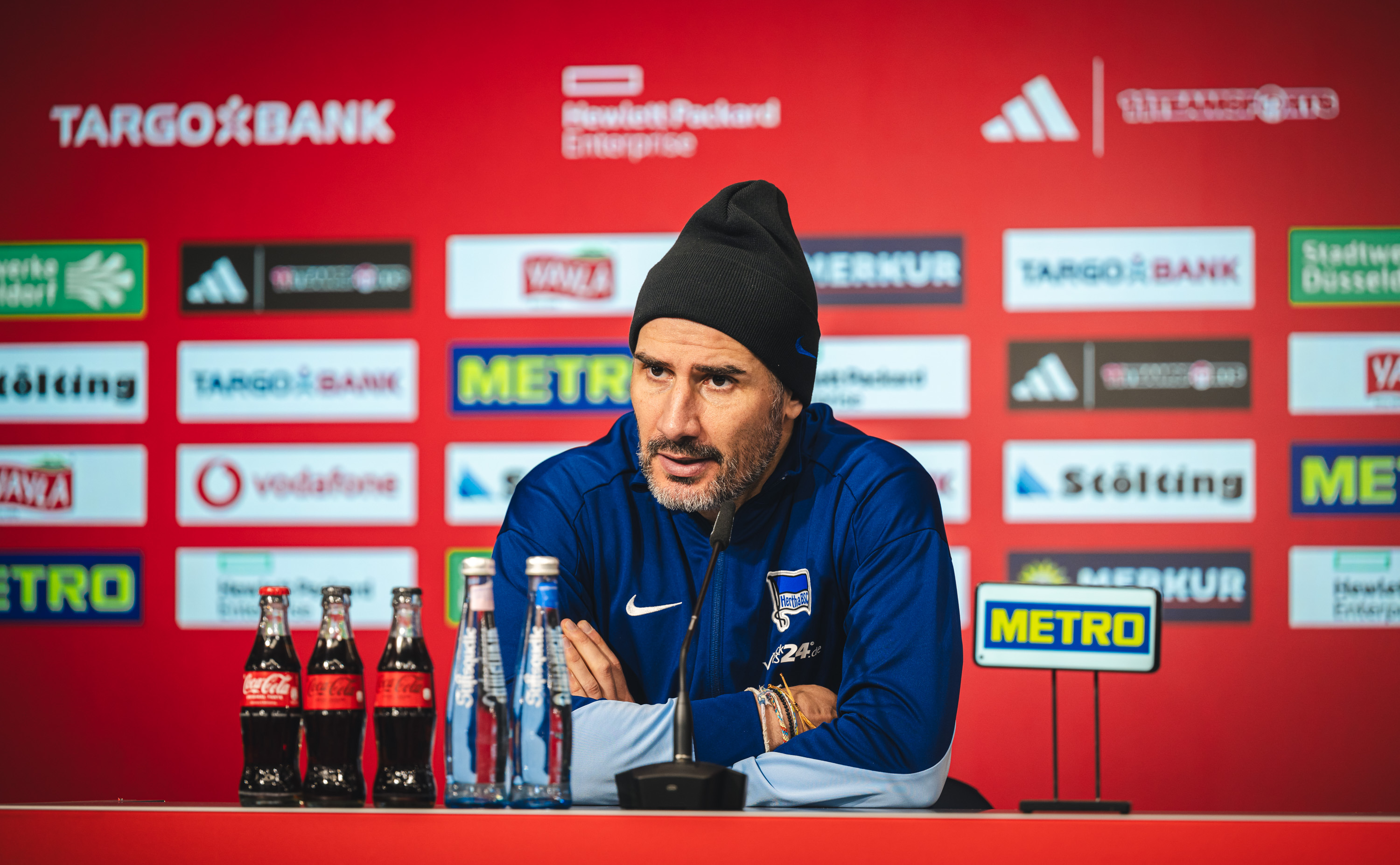 Cristian Fiél auf dem Podium bei der Pressekonferenz.