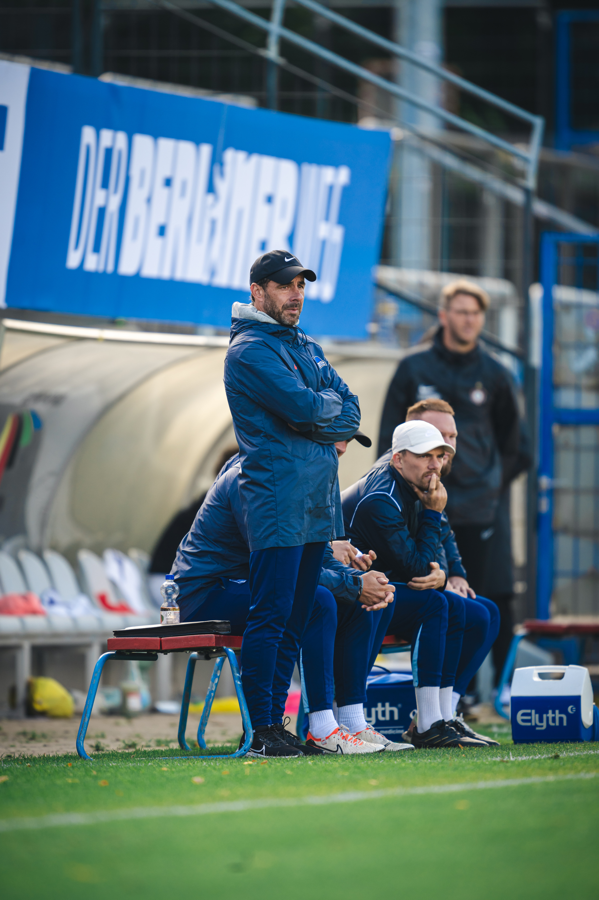 Trainer Michael Hartmann steht an der Seitenlinie.