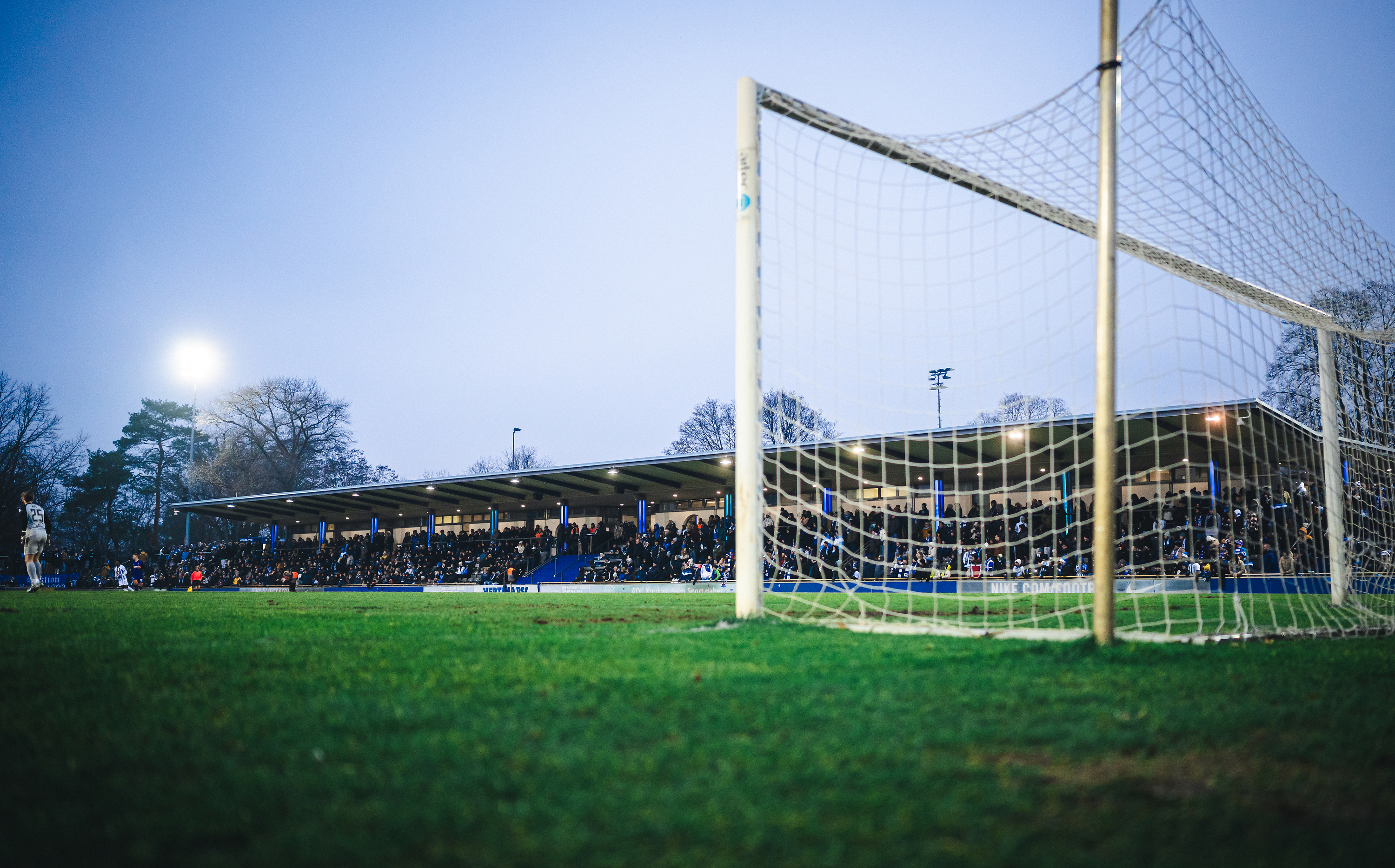 Die vollbesetzte Haupttribüne des Stadions auf dem Wurfplatz/Amateurstadion.