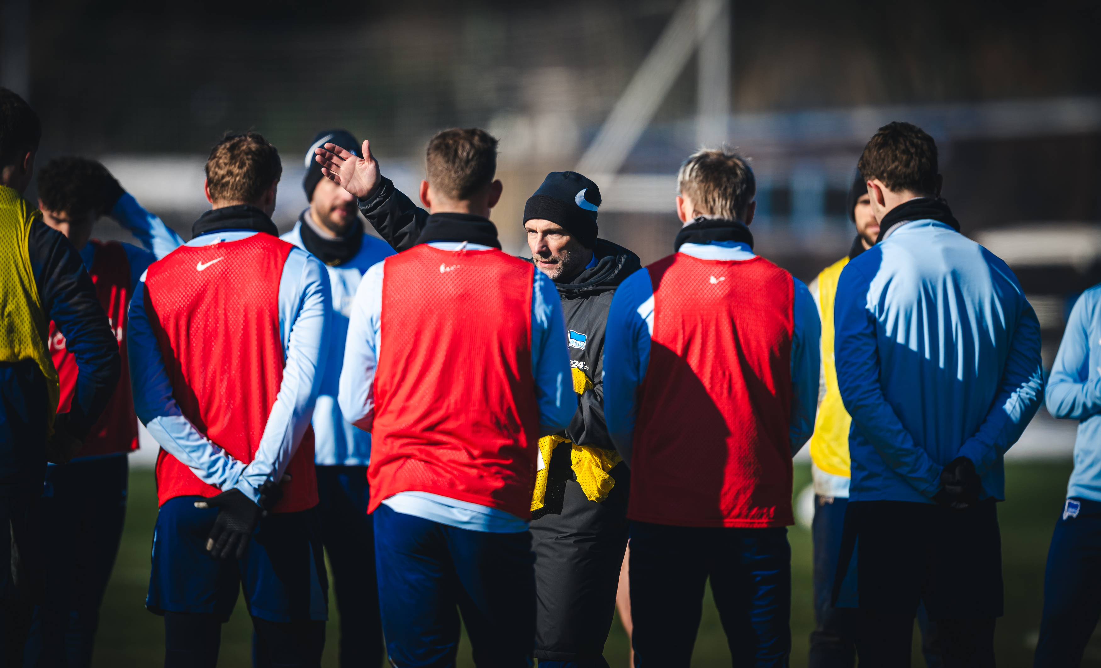 Trainer Stefan Leitl gestikuliert im Training.