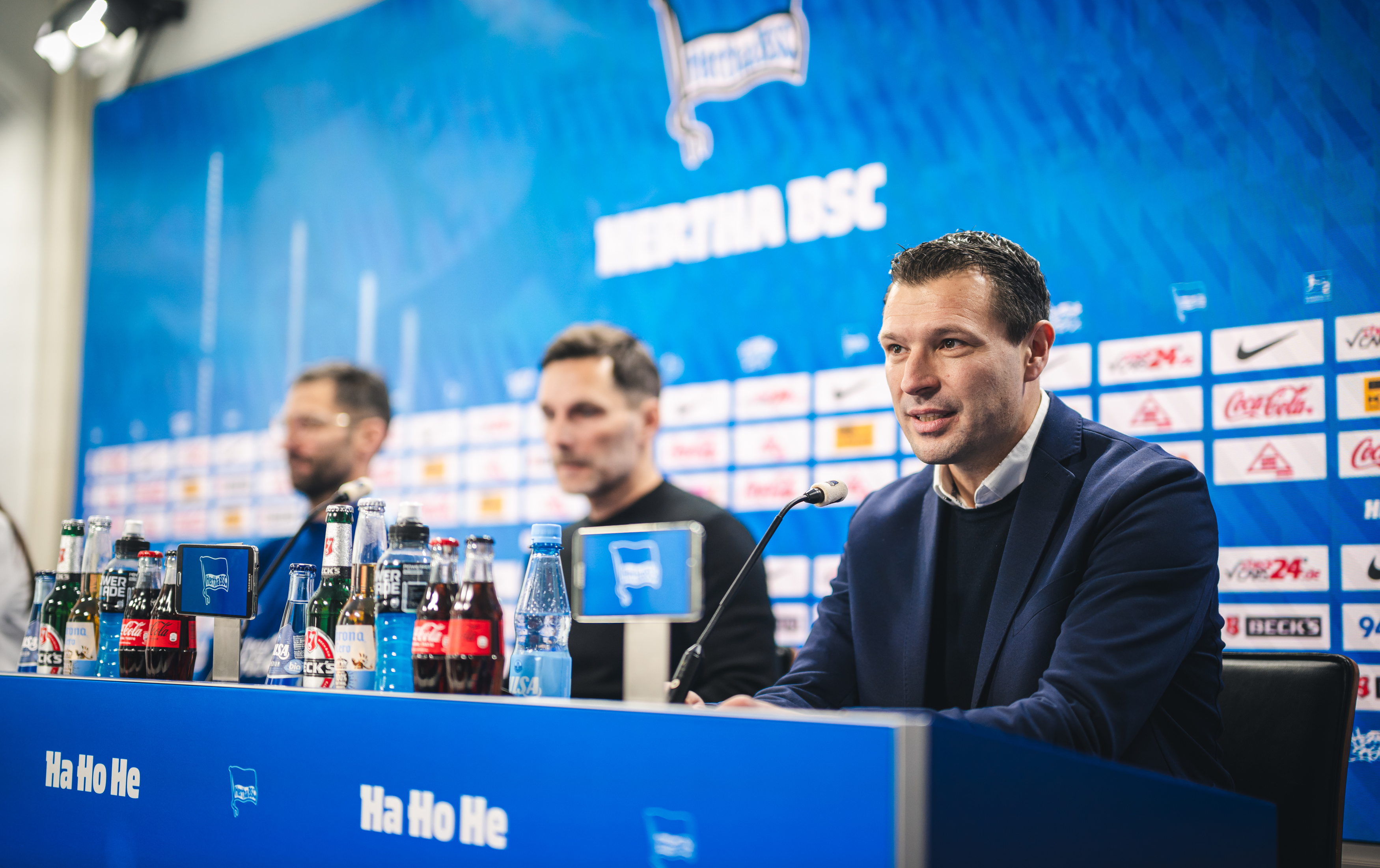 Benjamin Weber auf dem Podium bei der Pressekonferenz.