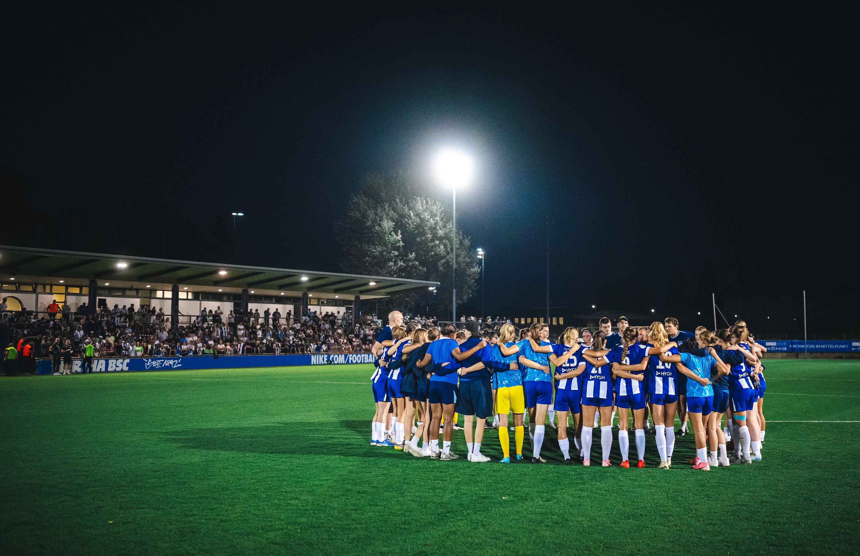 Unsere 1. Frauen bilden einen Teamkreis im Stadion auf dem Wurfplatz/Amateurstadion.